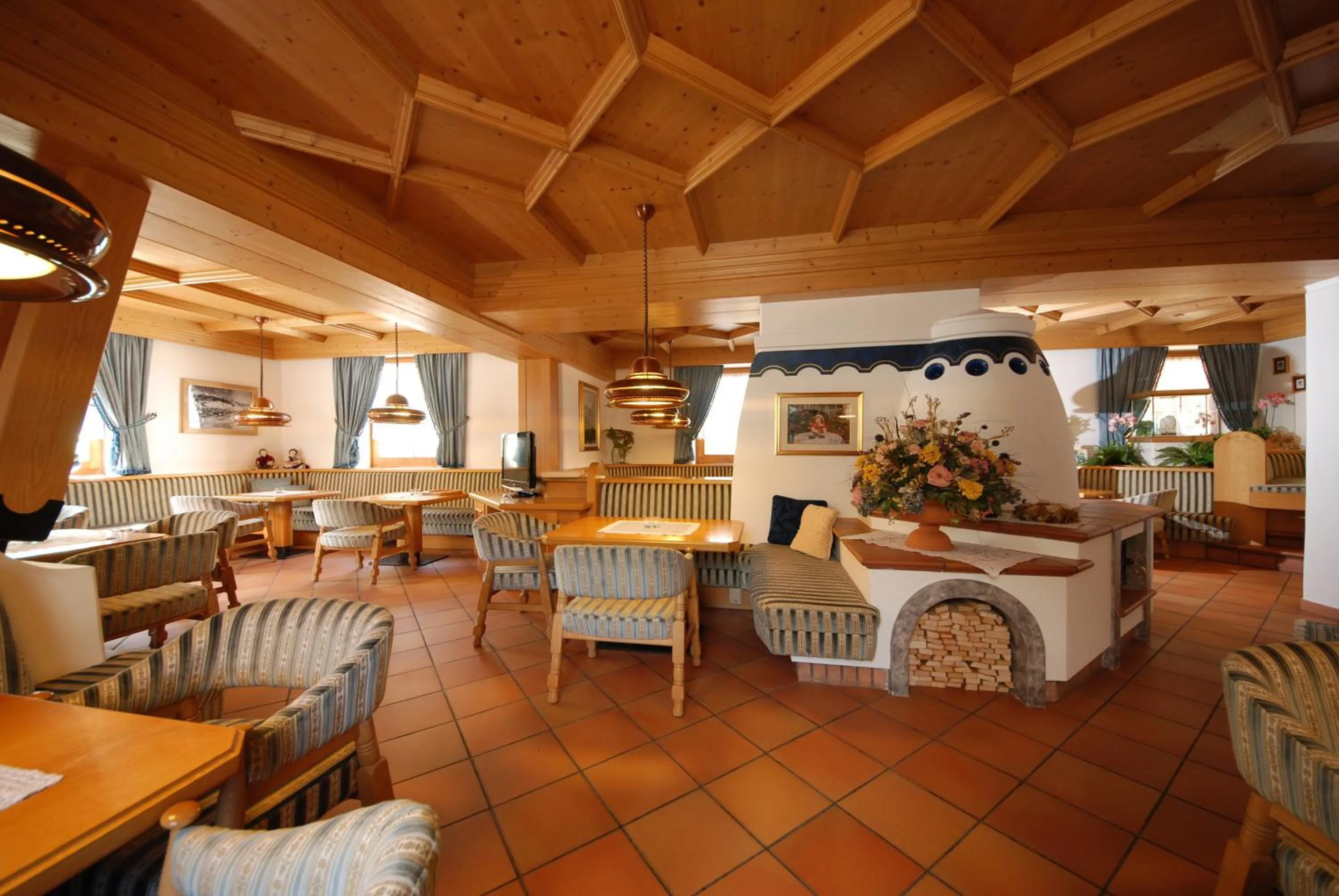 Lounge or bar in Hotel Ciampian