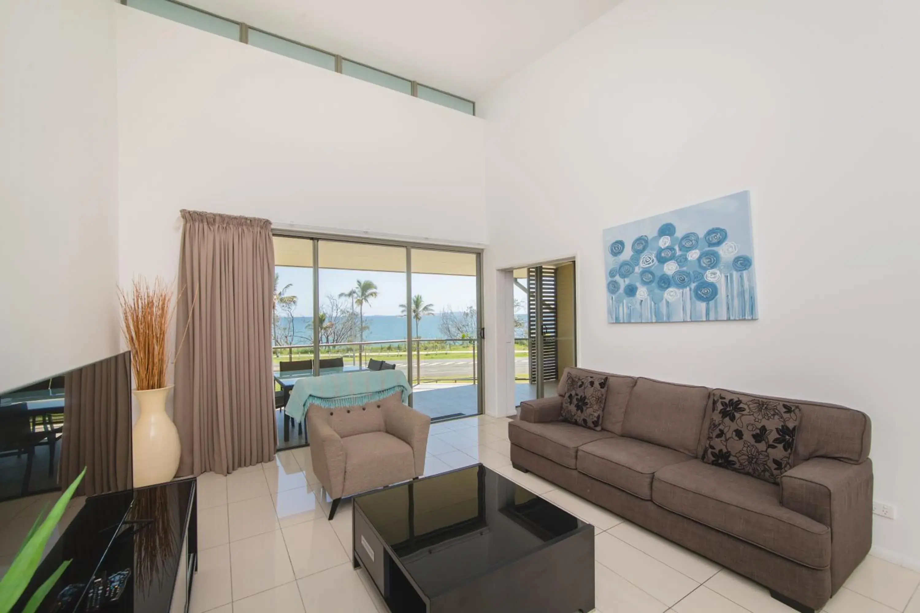 Living room in Beaches on Lammermoor Apartments Living room in Beaches on Lammermoor Apartments