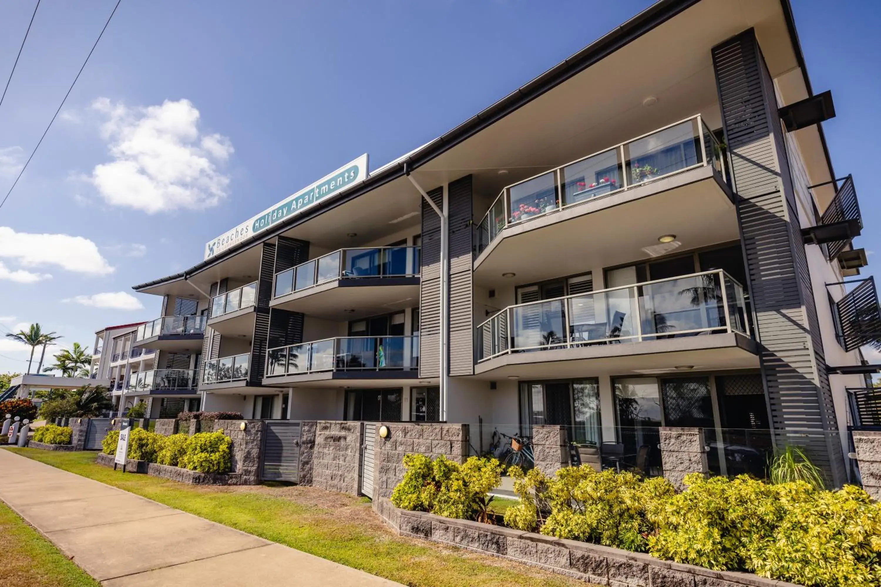 Property building in Beaches on Lammermoor Apartments Property building in Beaches on Lammermoor Apartments