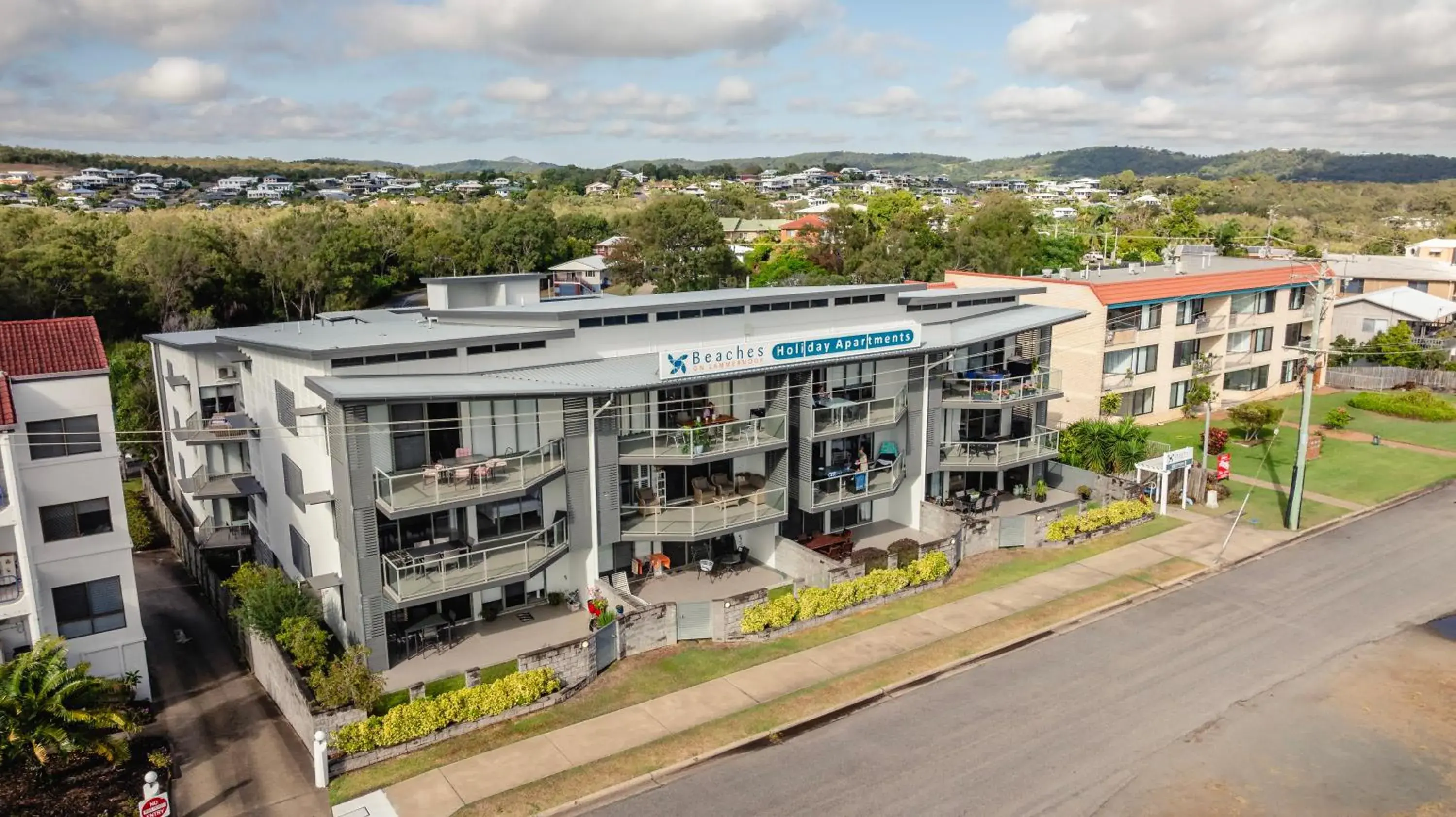 Property building in Beaches on Lammermoor Apartments Property building in Beaches on Lammermoor Apartments