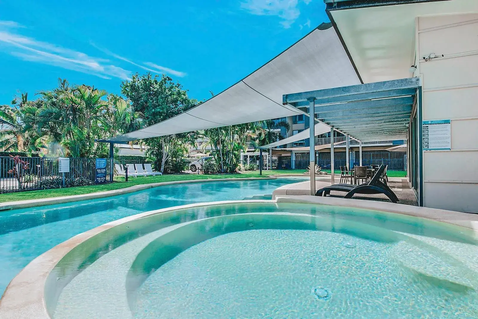 Swimming pool in Beaches on Lammermoor Apartments Swimming pool in Beaches on Lammermoor Apartments