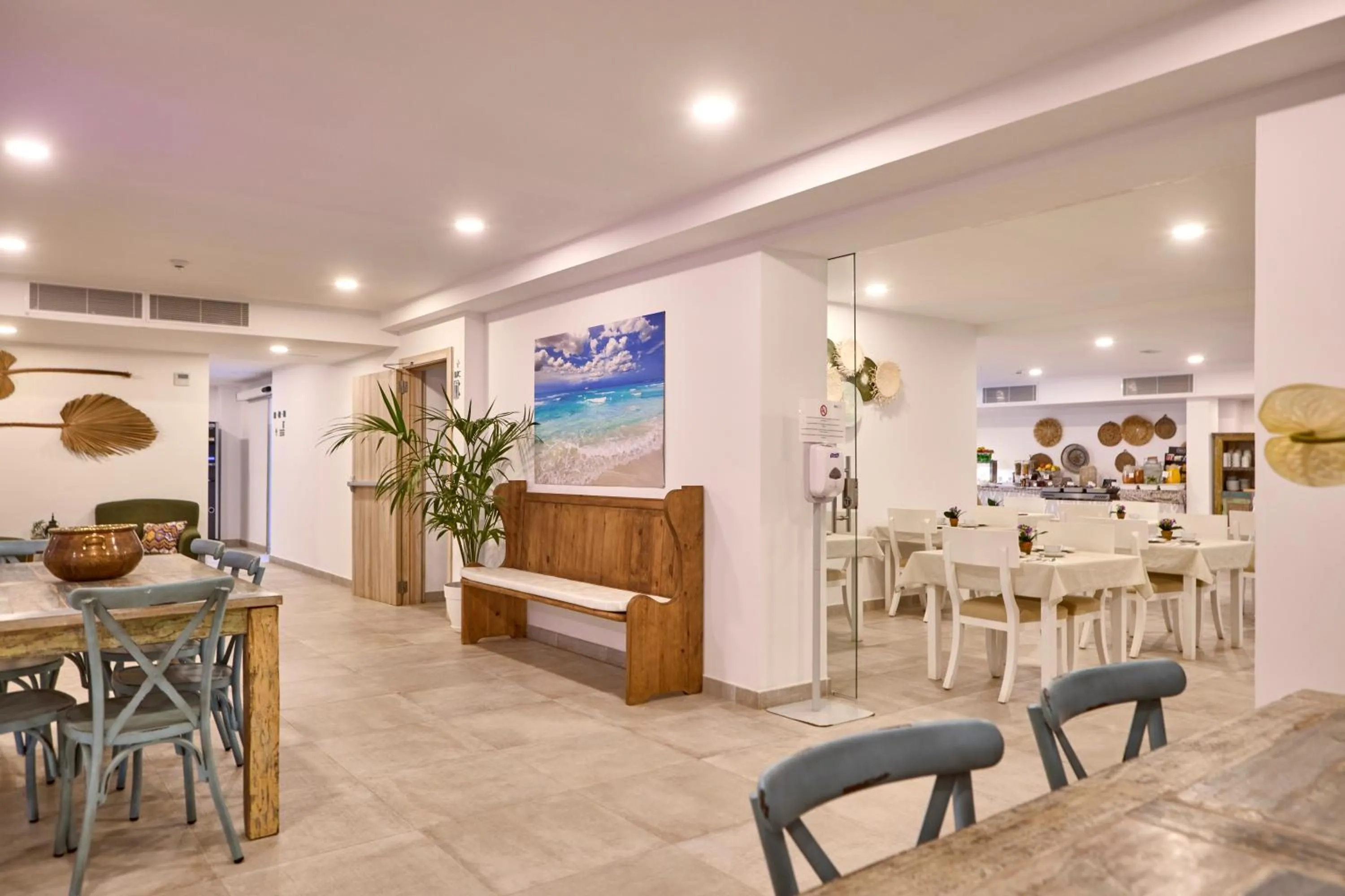 Communal lounge/ TV room in INNER Hotel Rupit "Adults Only"