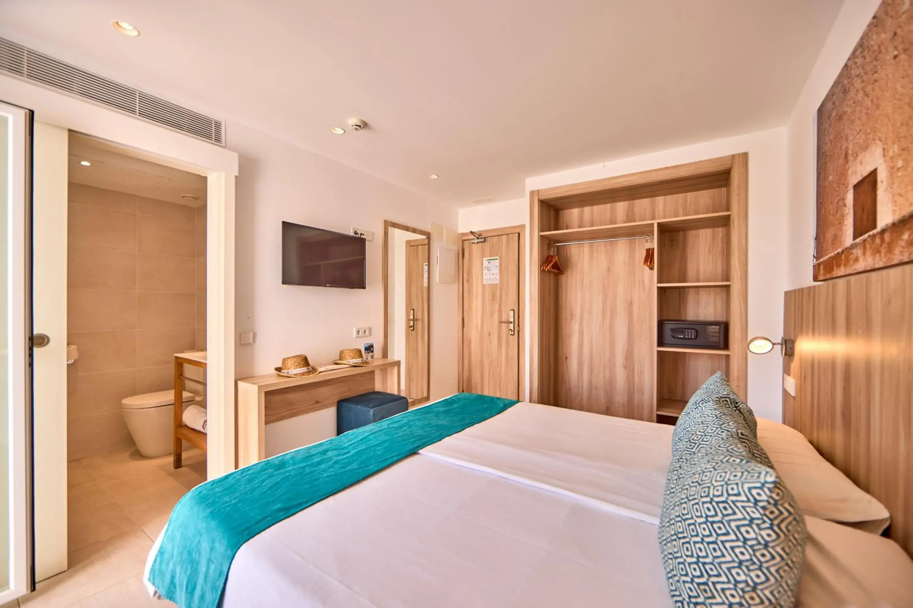 Photo of the whole room, Bed in INNER Hotel Rupit "Adults Only" Photo of the whole room, Bed in INNER Hotel Rupit "Adults Only"