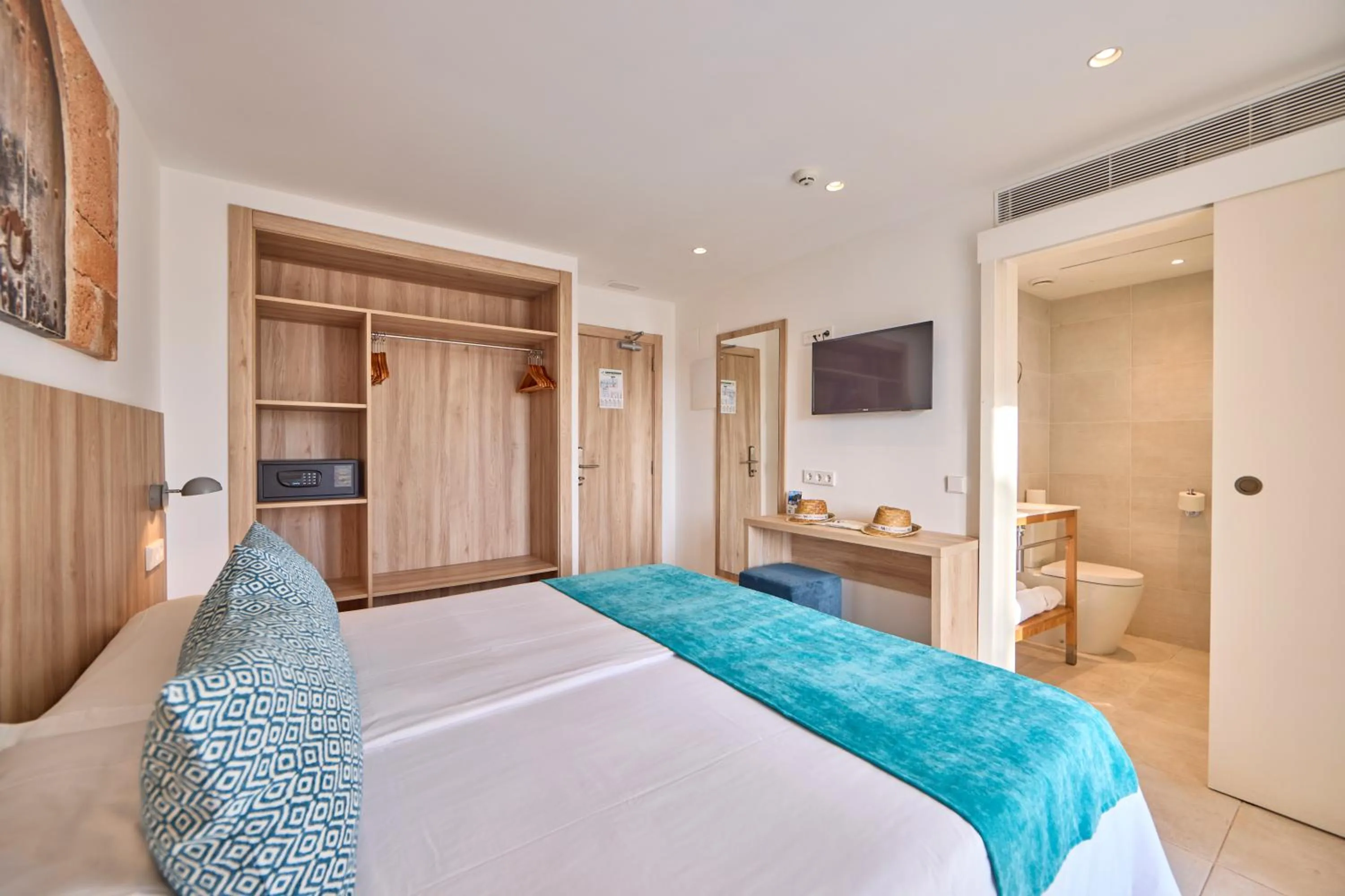 Photo of the whole room, Bed in INNER Hotel Rupit "Adults Only"