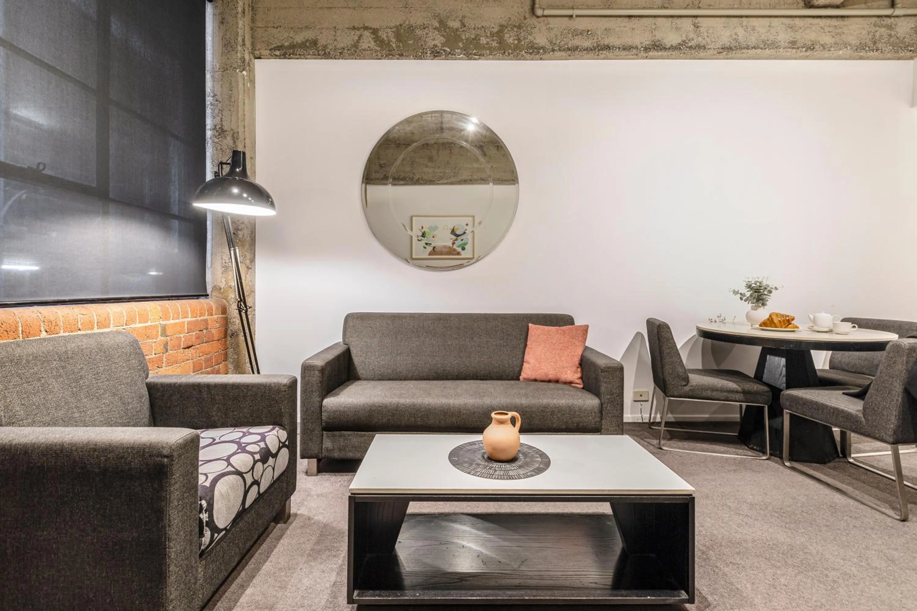 Living room in Punthill Apartment Hotel - Manhattan