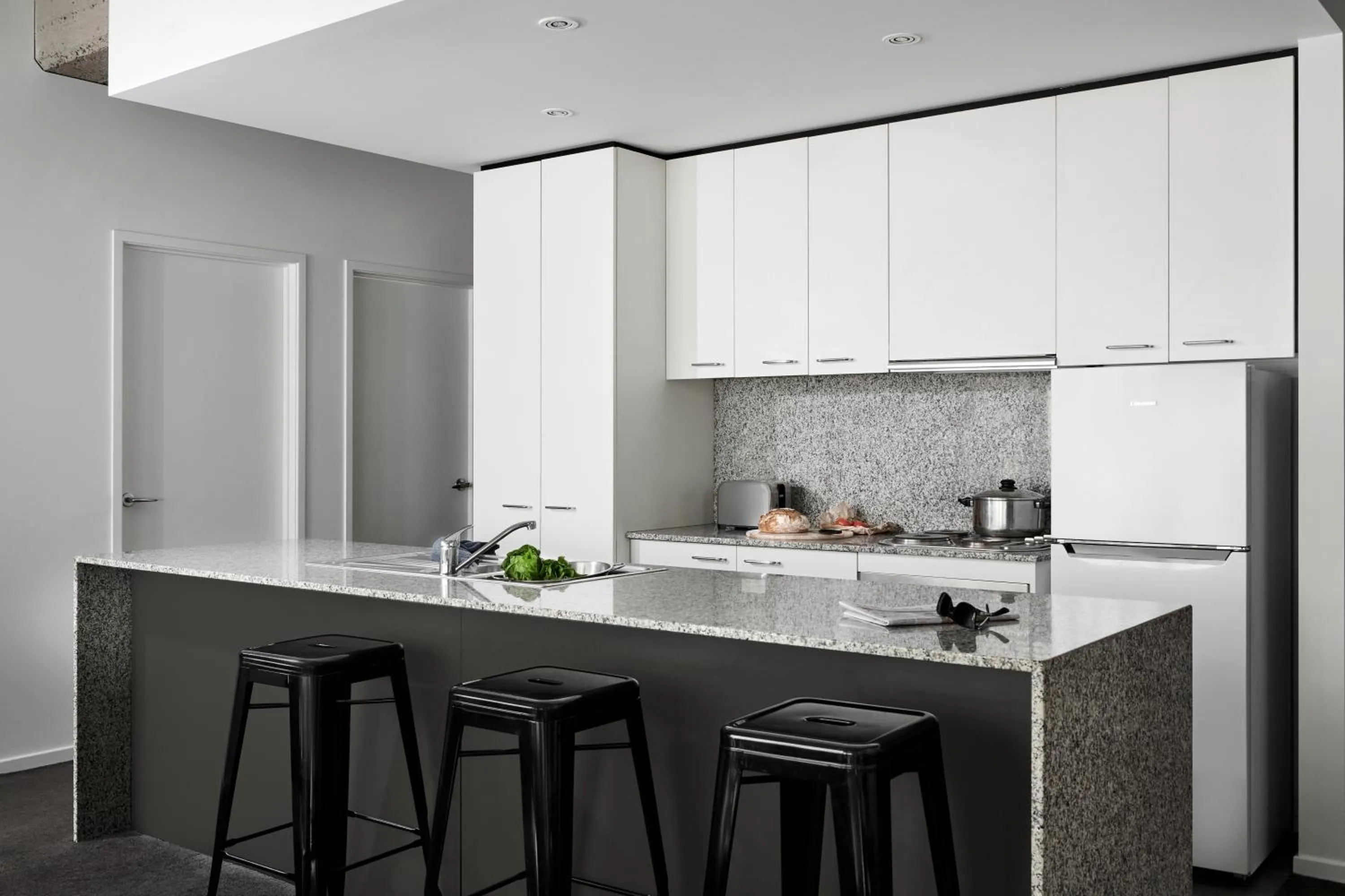 Kitchen or kitchenette in Punthill Apartment Hotel - Manhattan