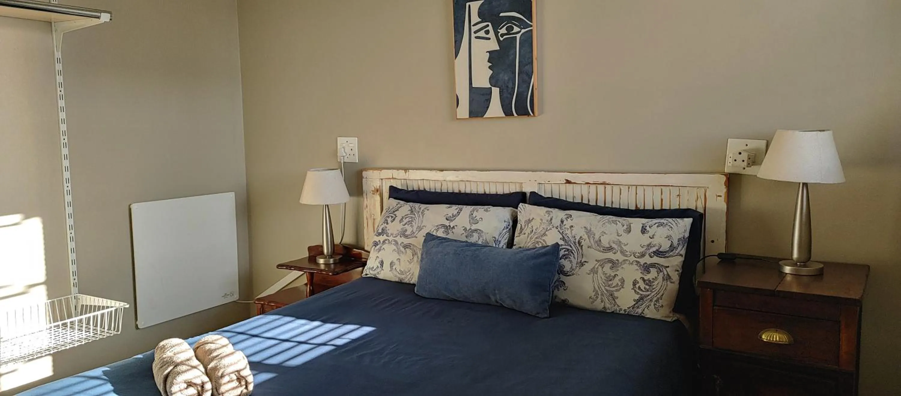 Bedroom, Bed in Happy Home - Woodstock