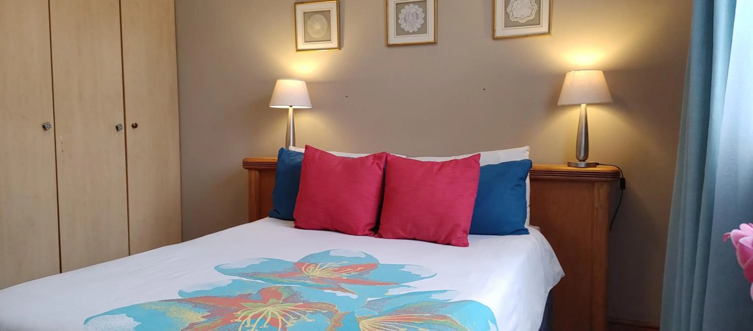 Bedroom, Bed in Happy Home - Woodstock