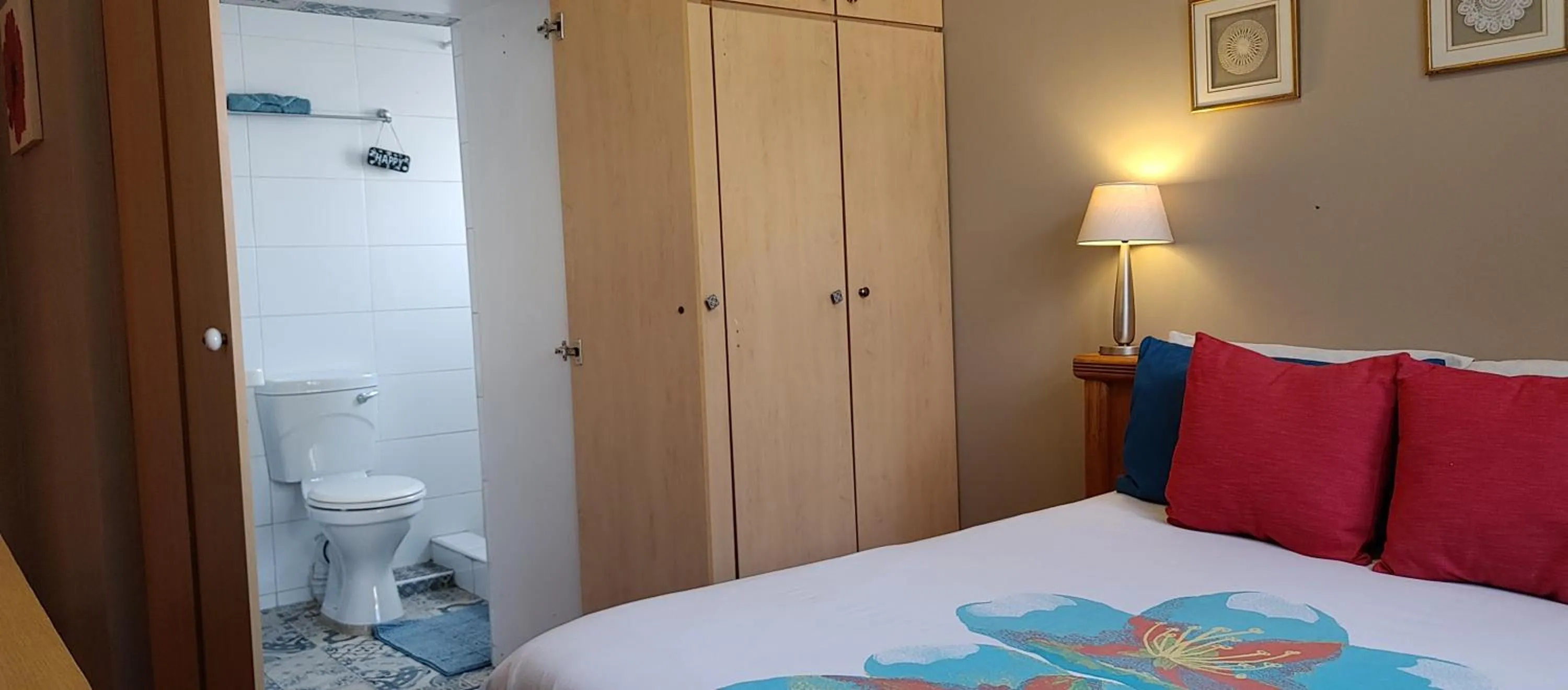 Bathroom, Bed in Happy Home - Woodstock