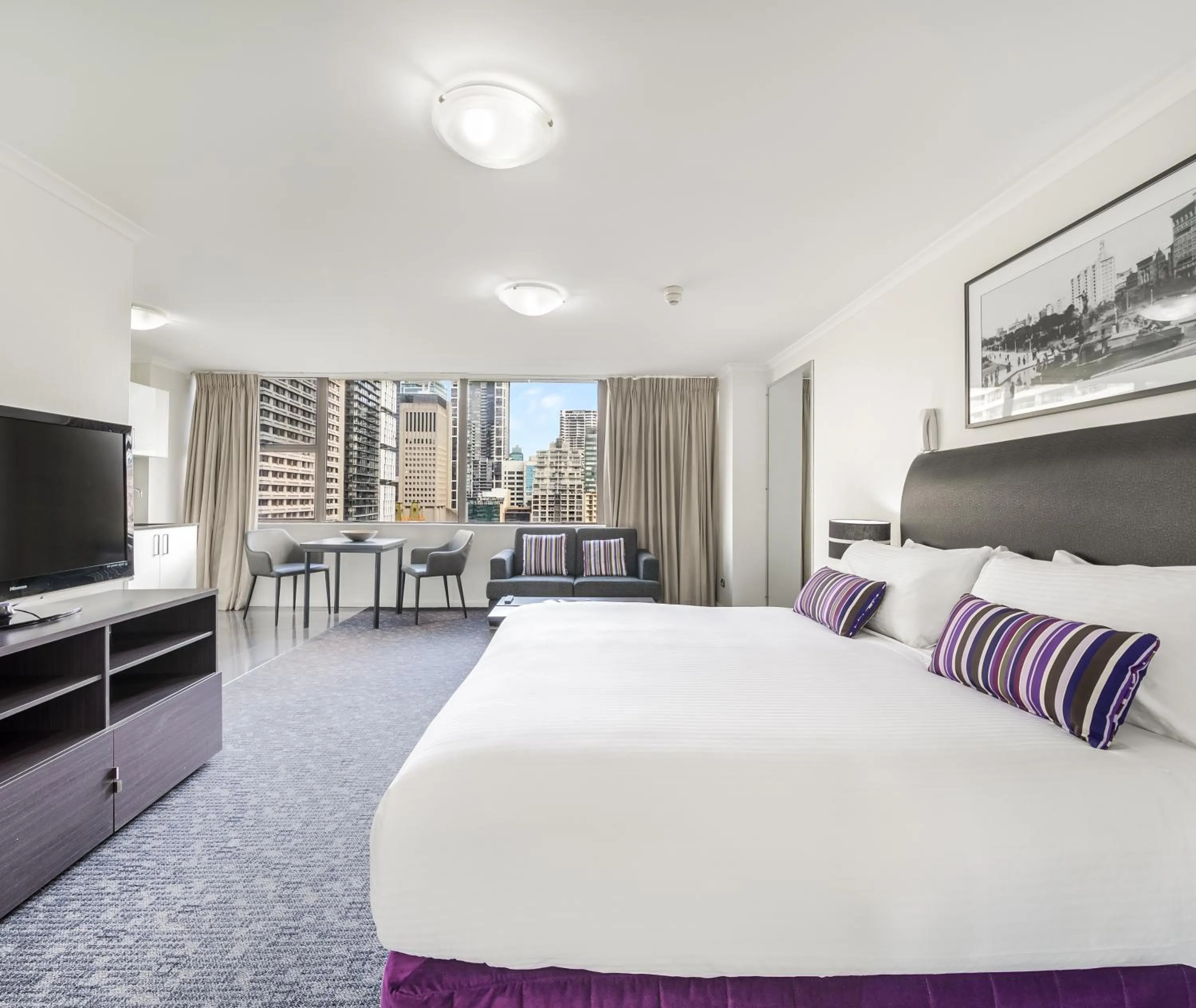 Guests, Bed in Oaks Sydney Hyde Park Suites