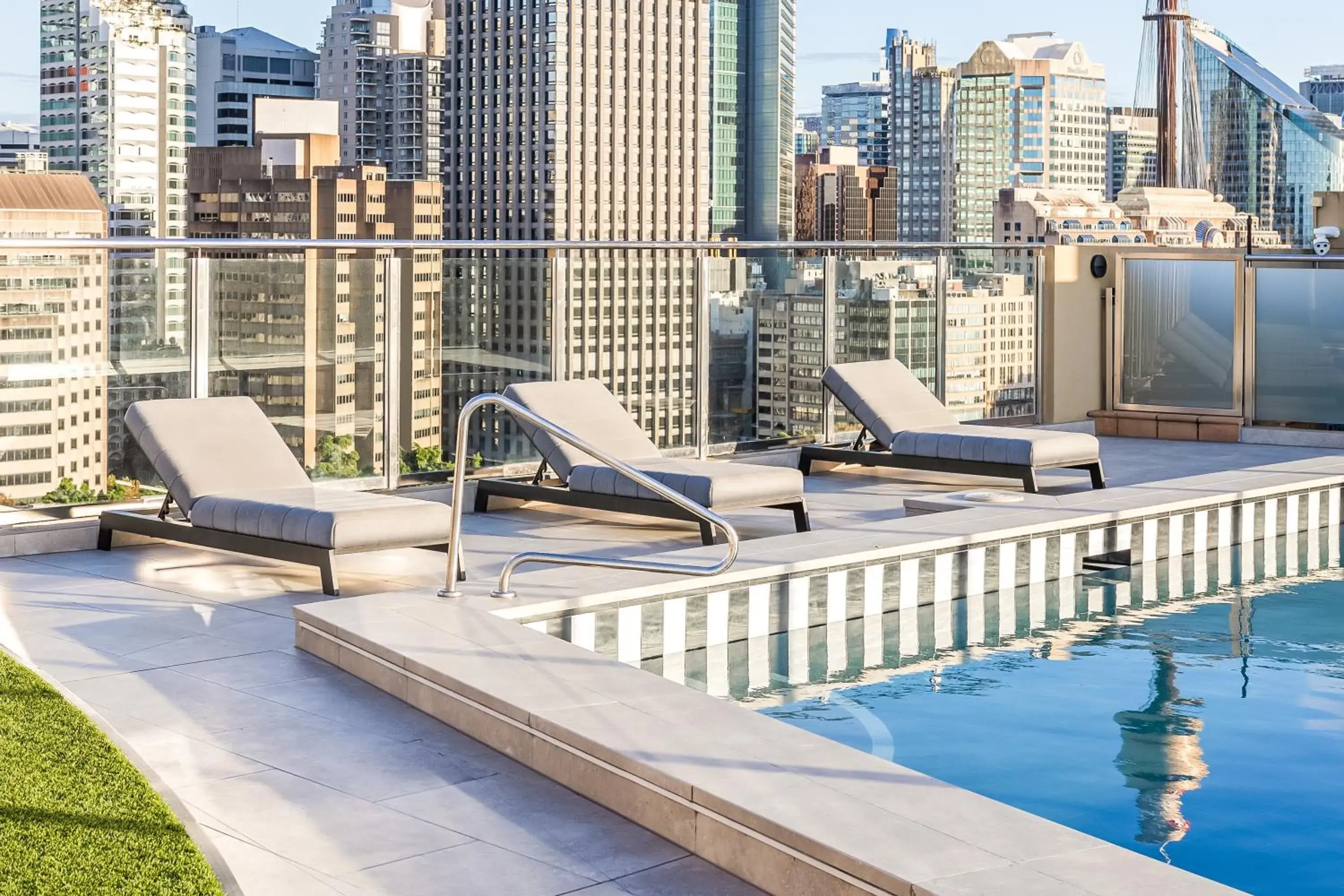 Swimming pool in Oaks Sydney Hyde Park Suites Swimming pool in Oaks Sydney Hyde Park Suites