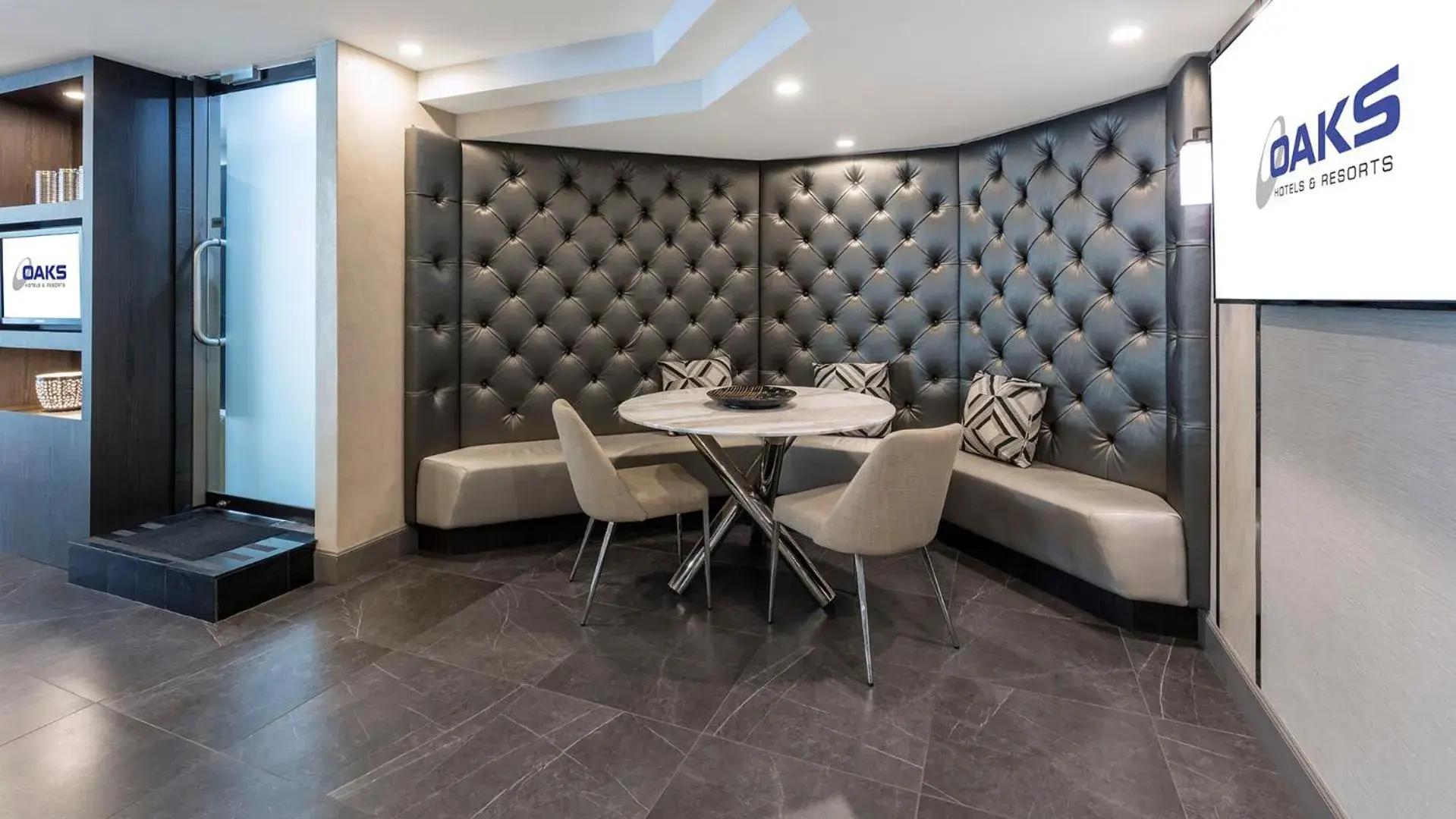 Property building in Oaks Sydney Hyde Park Suites Property building in Oaks Sydney Hyde Park Suites