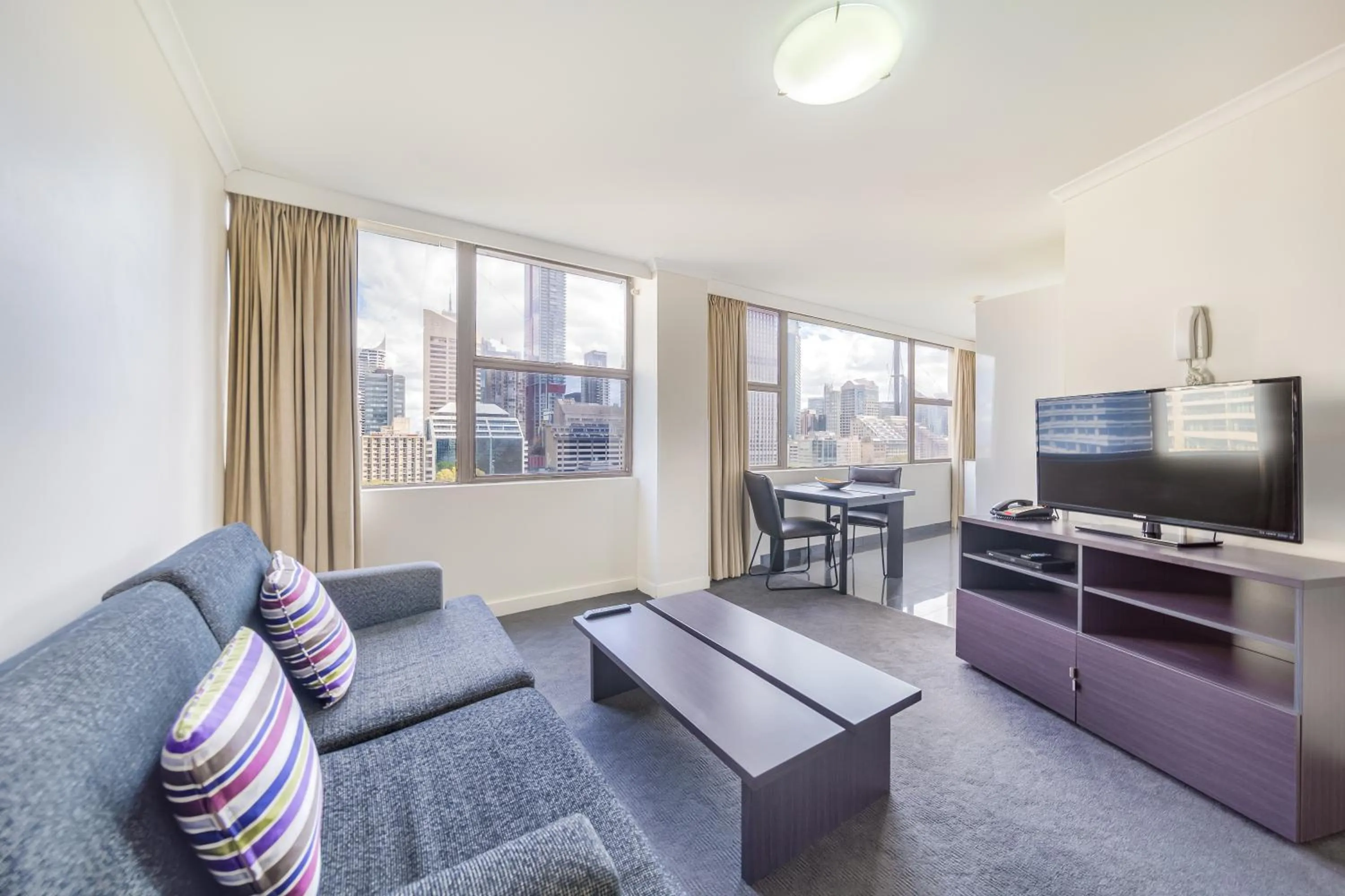 Communal lounge/ TV room in Oaks Sydney Hyde Park Suites