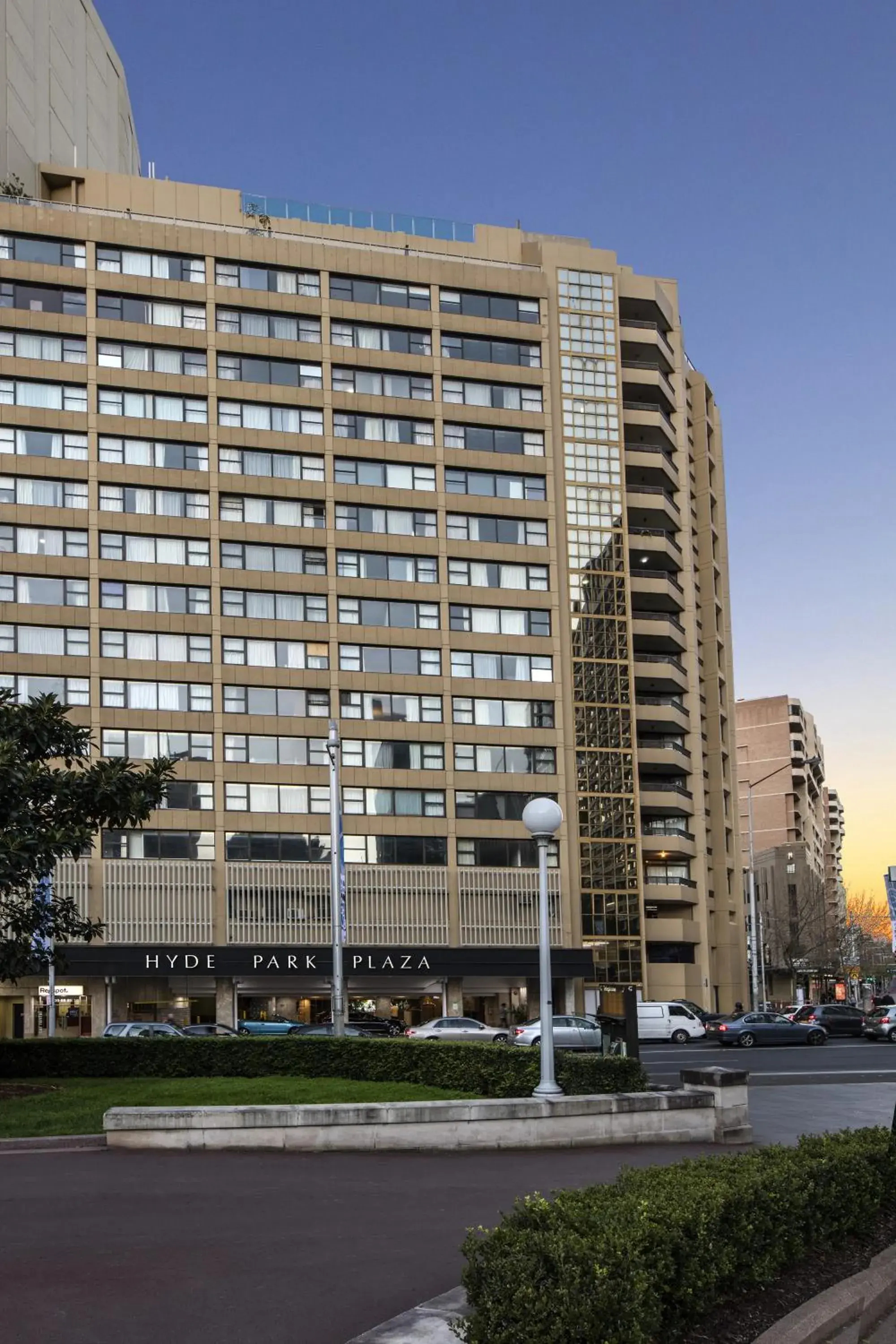 Property building in Oaks Sydney Hyde Park Suites Property building in Oaks Sydney Hyde Park Suites