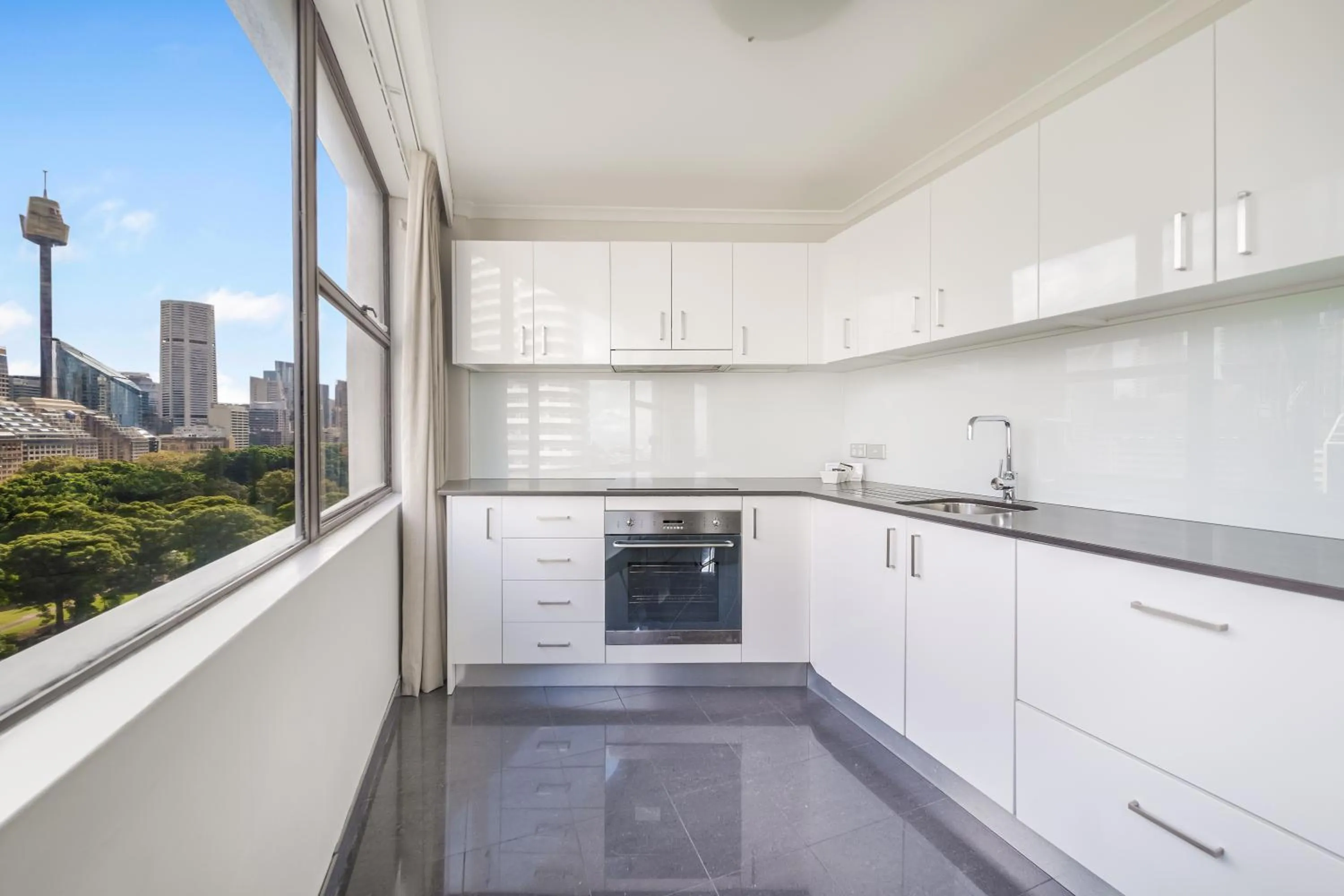 Kitchen or kitchenette in Oaks Sydney Hyde Park Suites