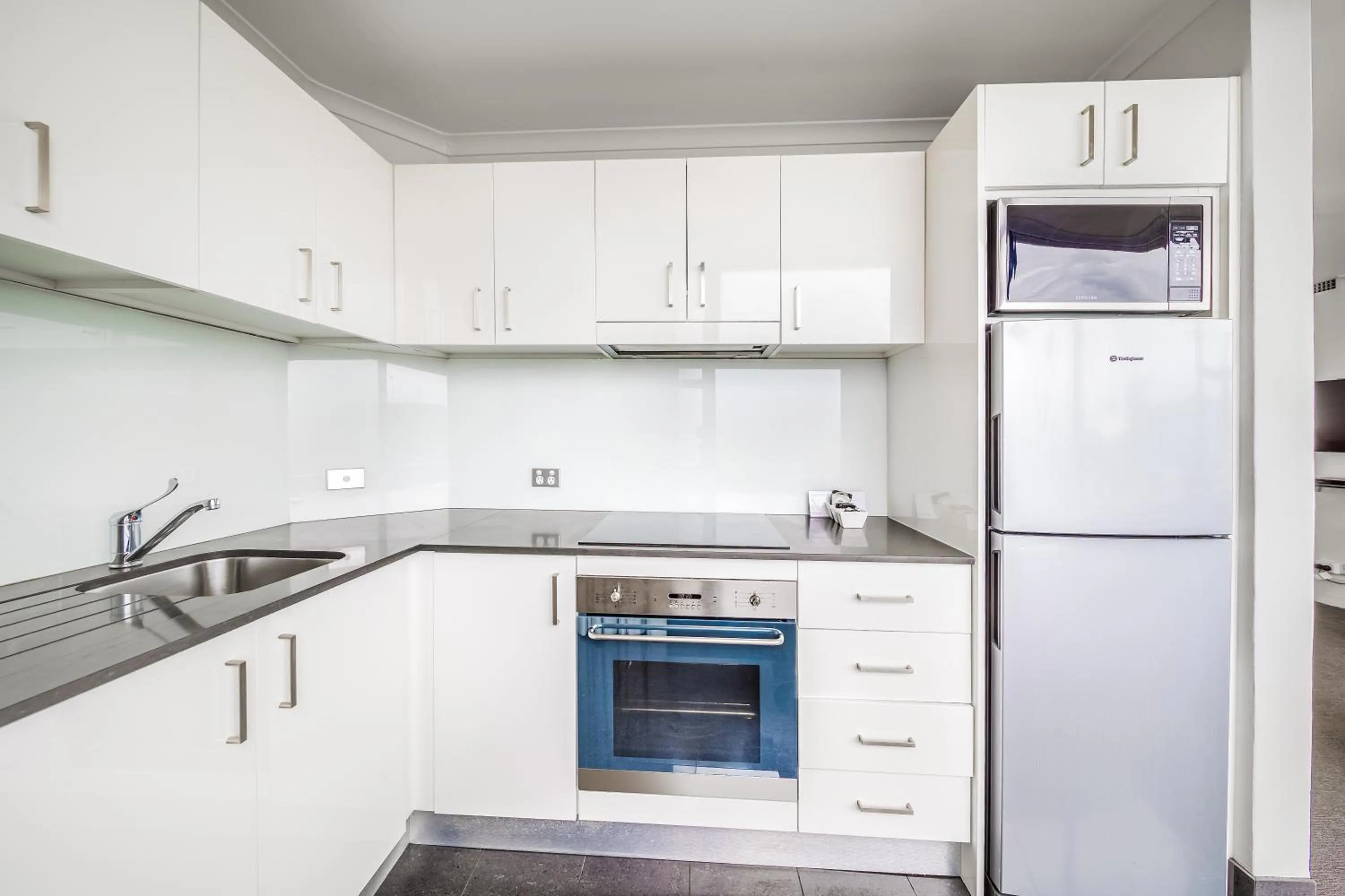 Kitchen or kitchenette in Oaks Sydney Hyde Park Suites
