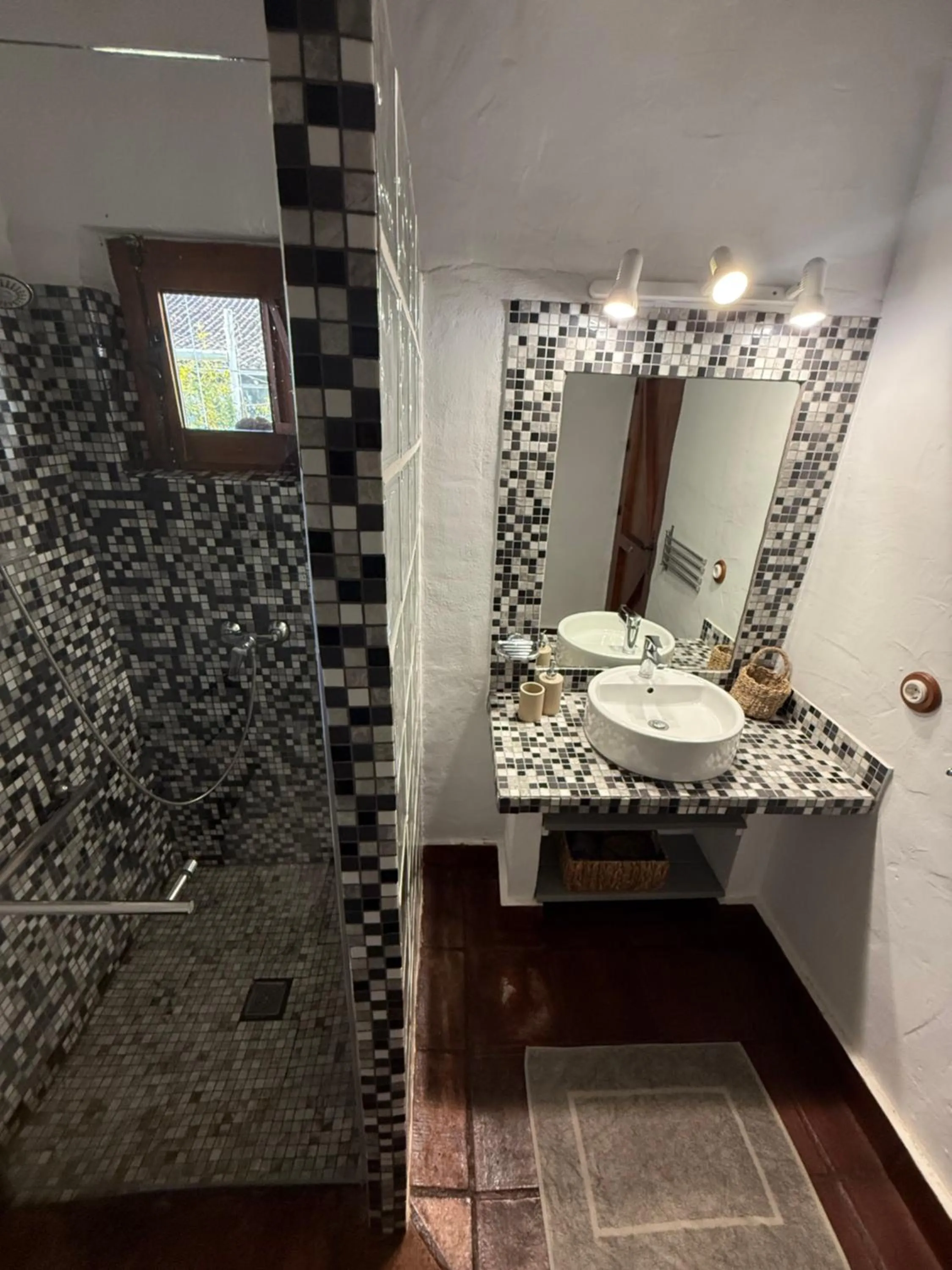 Shower in La Guzmana de Ronda