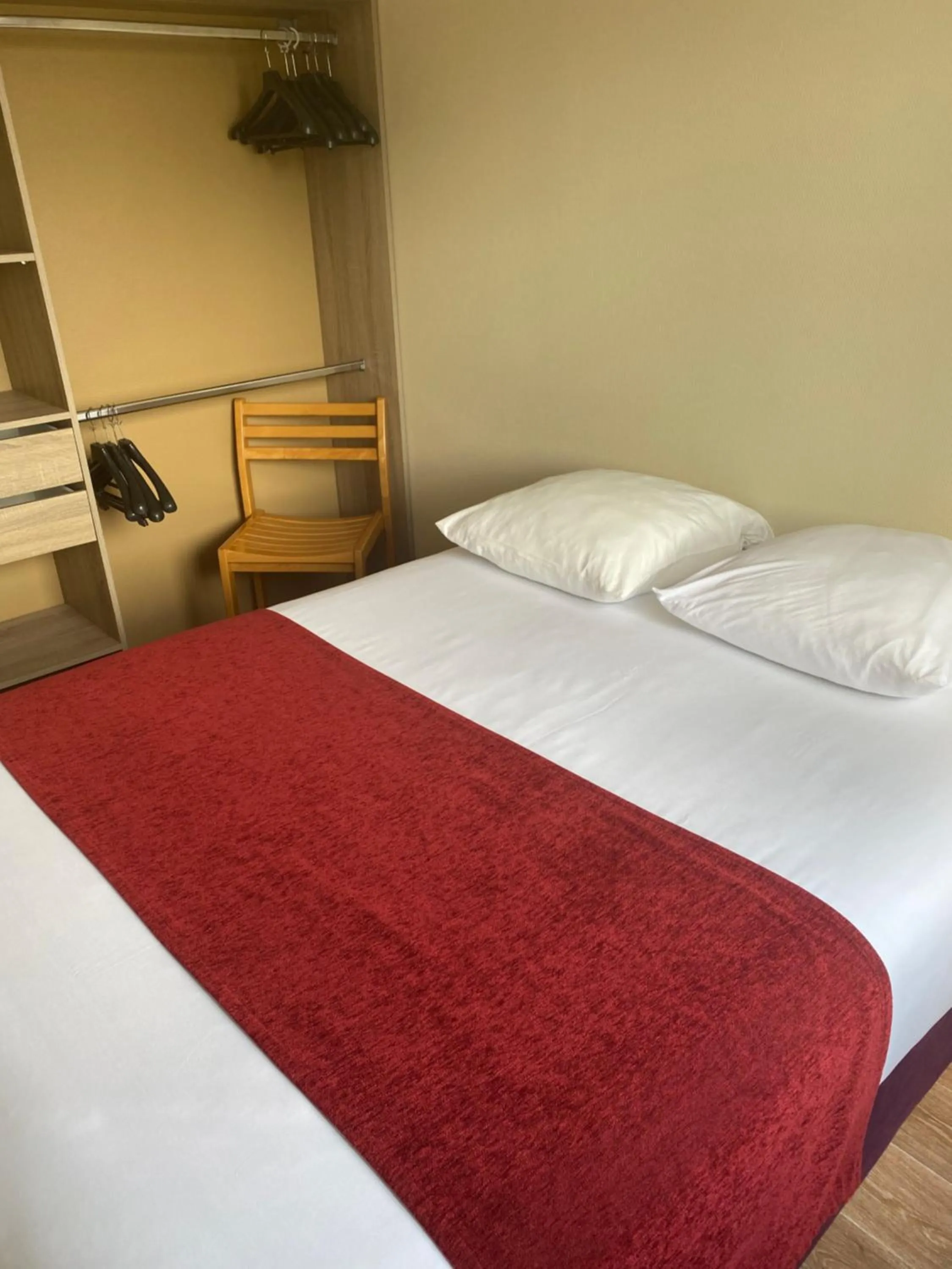 Photo of the whole room, Bed in Hotel Restaurant Vesontio