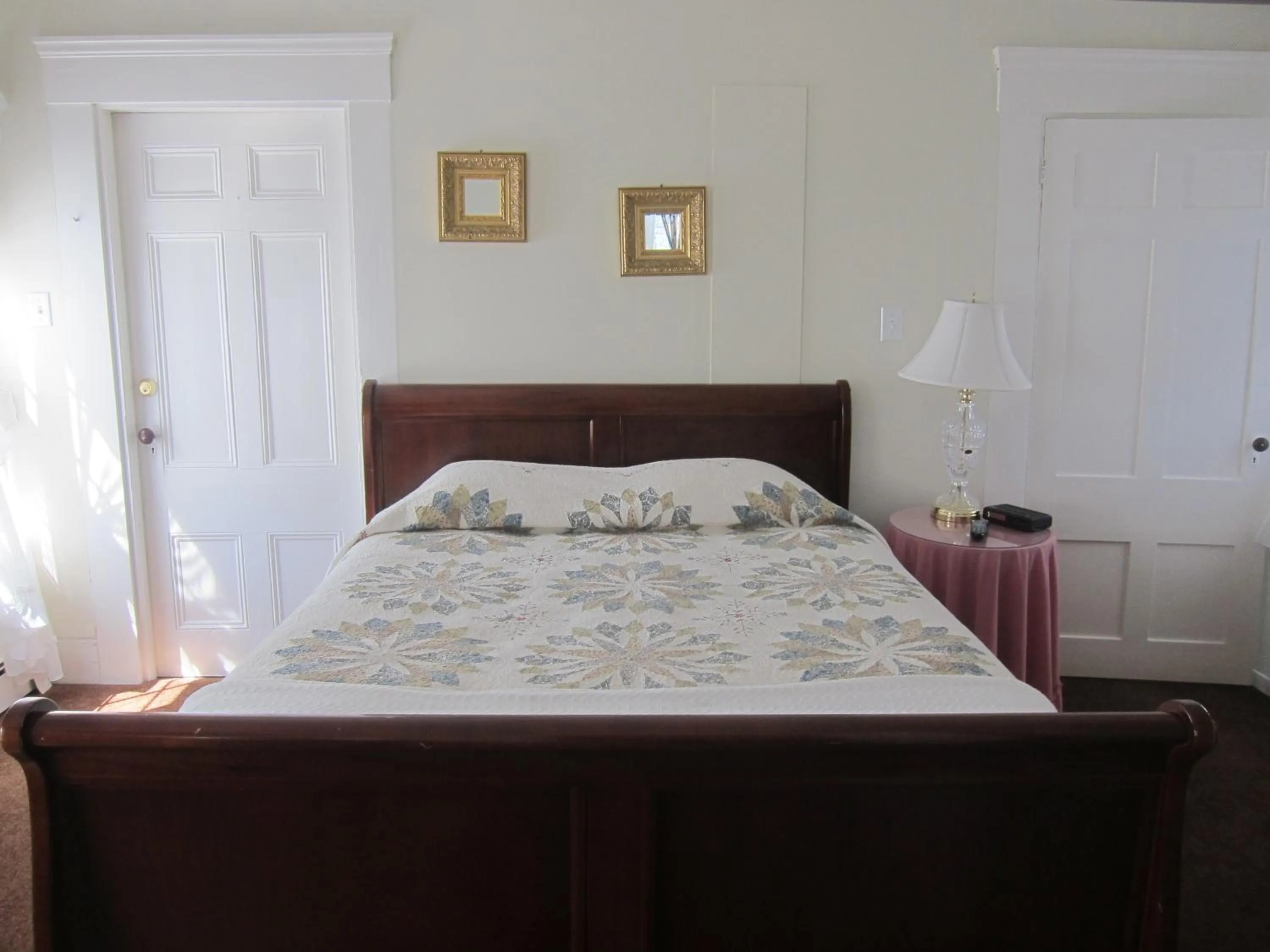 Bed in Summers Country Inn