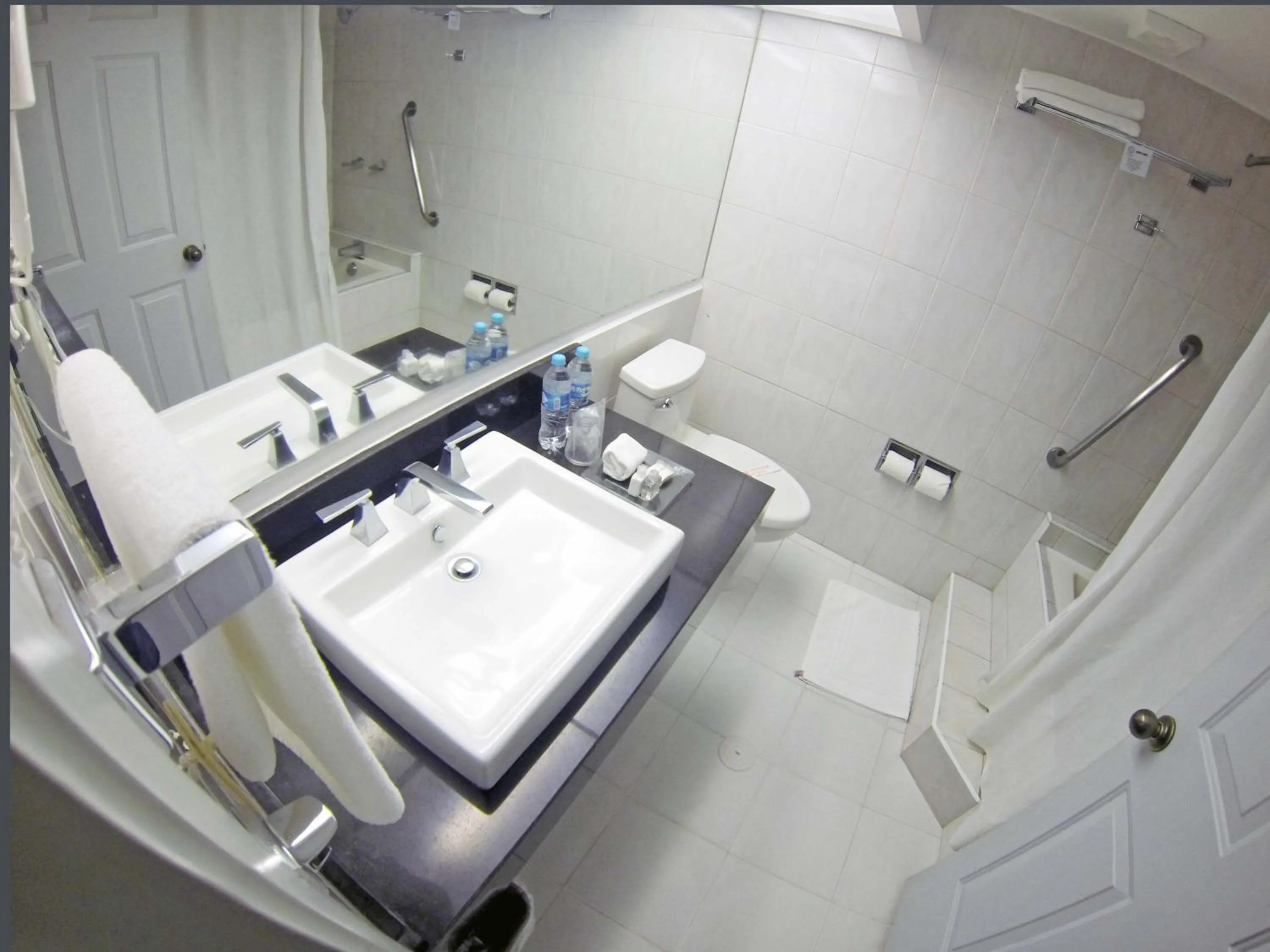 Bathroom in Hotel Fray Junipero Serra