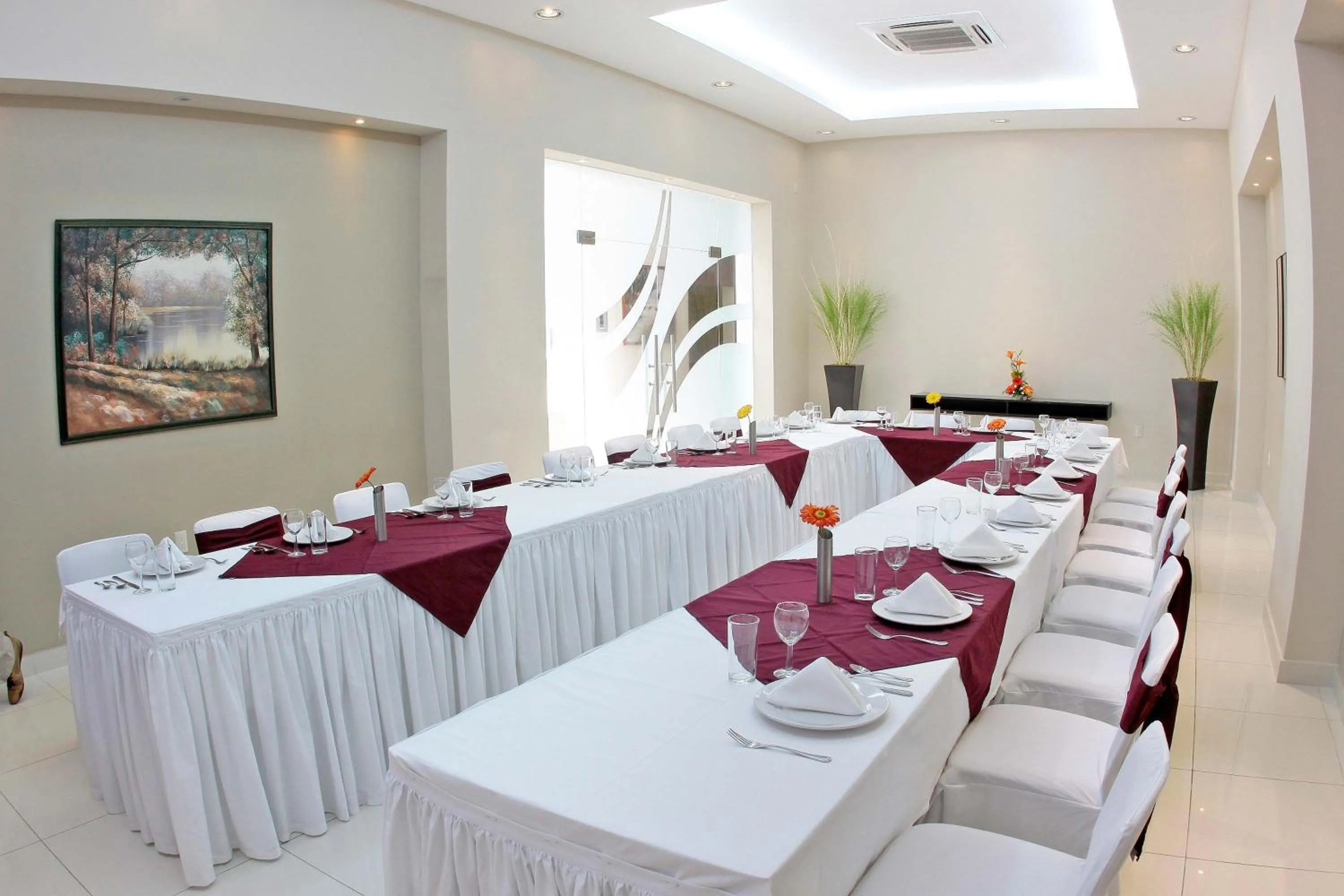 Meeting/conference room in Hotel Fray Junipero Serra