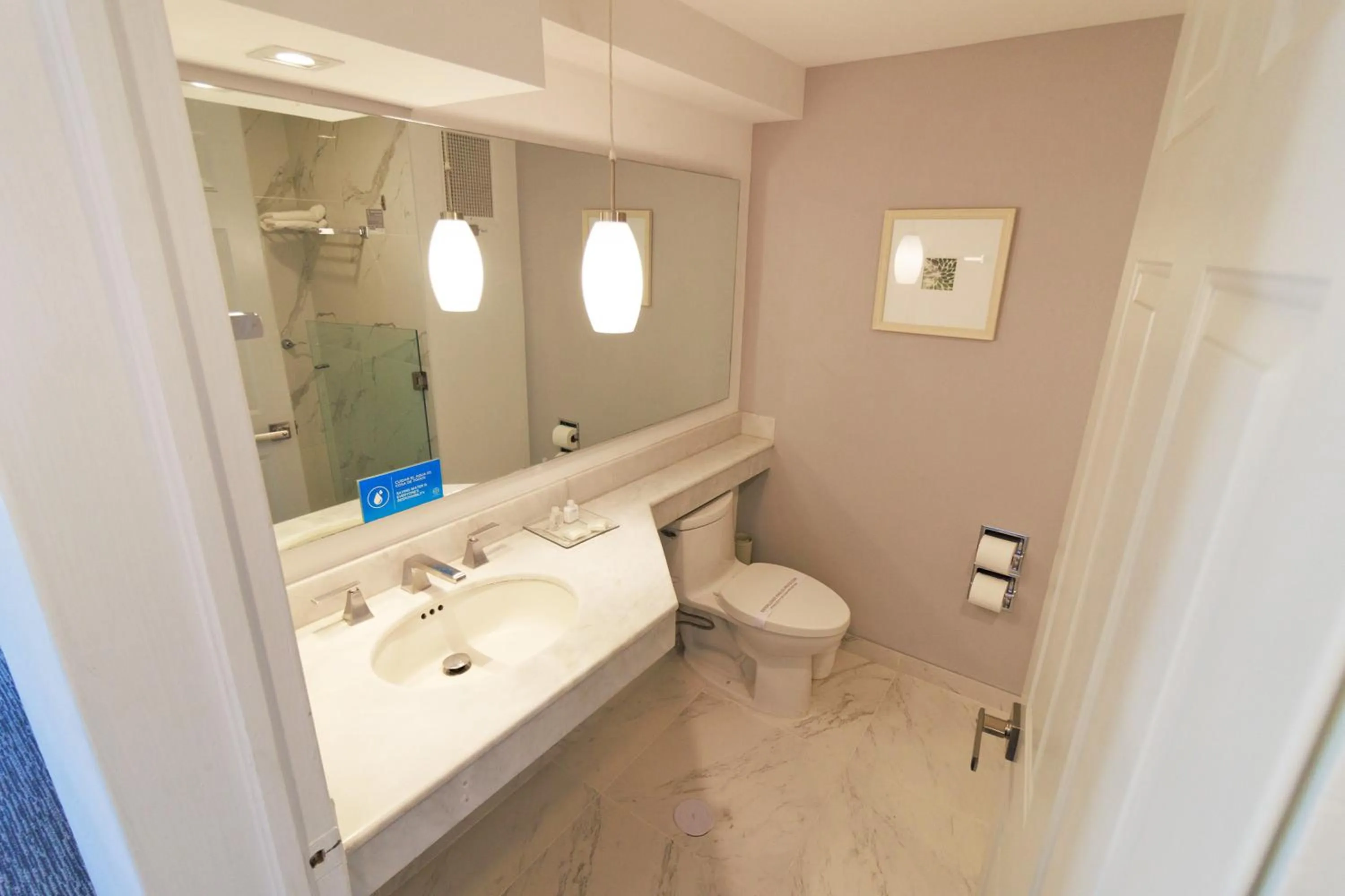 Bathroom in Hotel Fray Junipero Serra