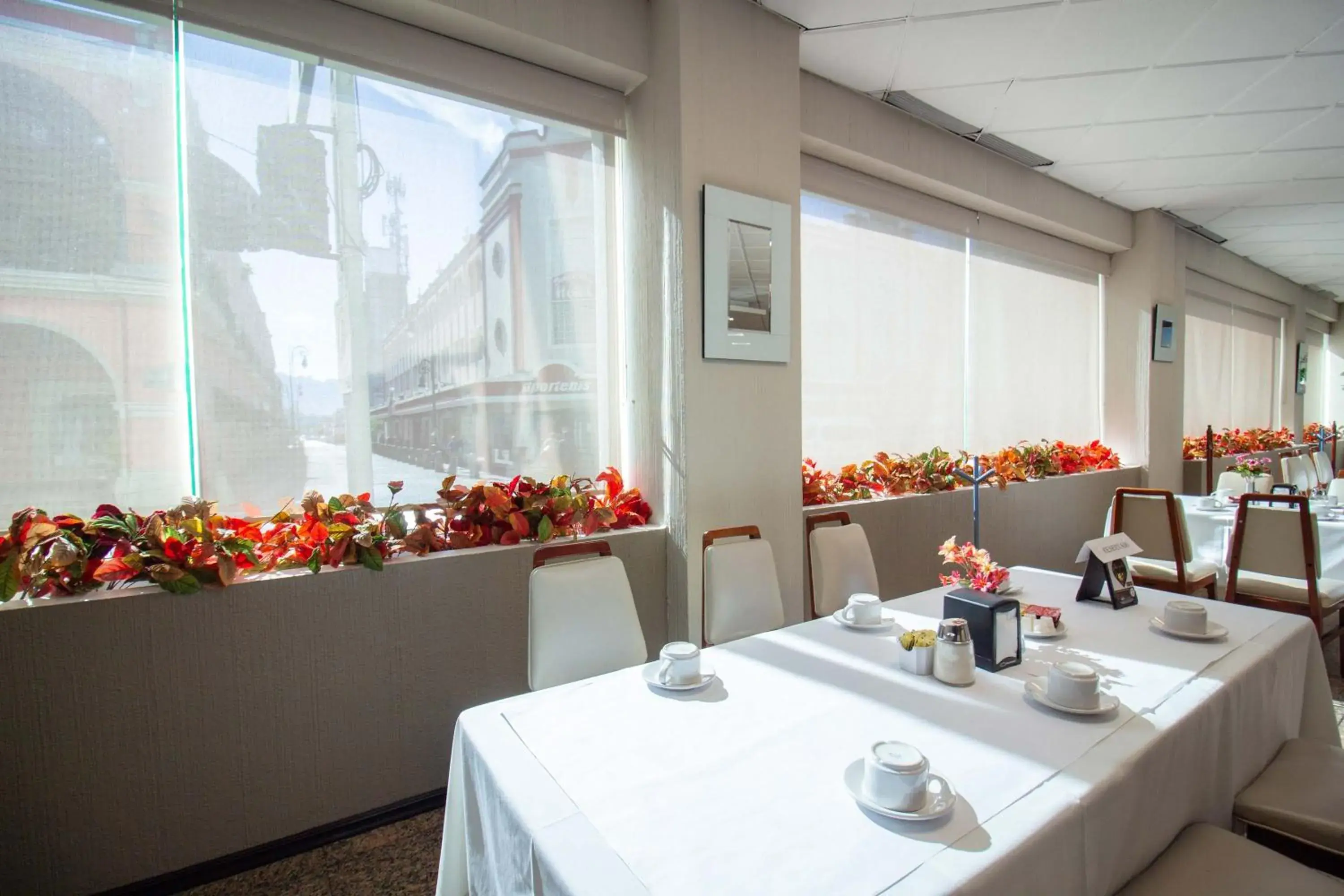 Restaurant/places to eat in Hotel Fray Junipero Serra Restaurant/places to eat in Hotel Fray Junipero Serra