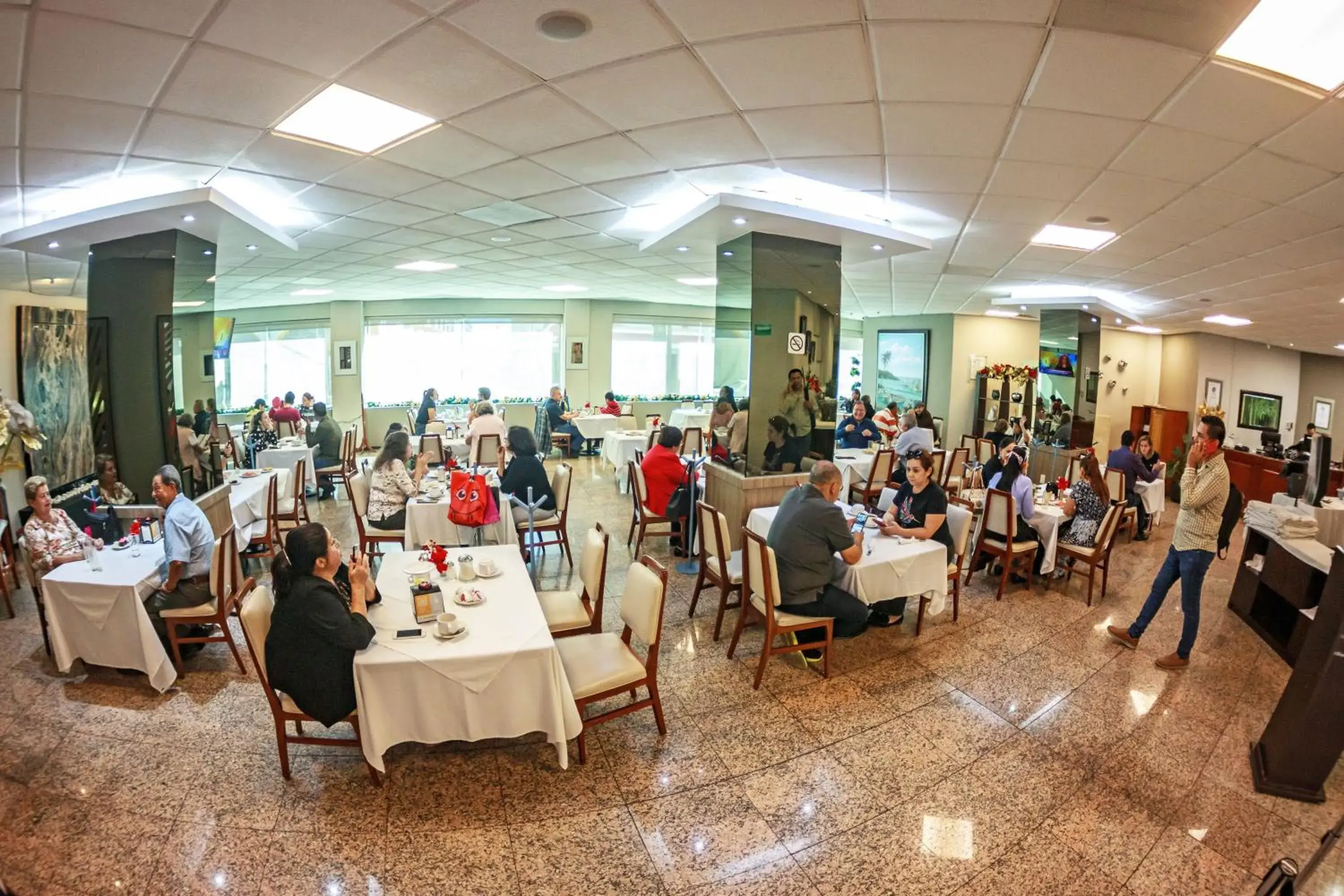 Restaurant/places to eat in Hotel Fray Junipero Serra Restaurant/places to eat in Hotel Fray Junipero Serra