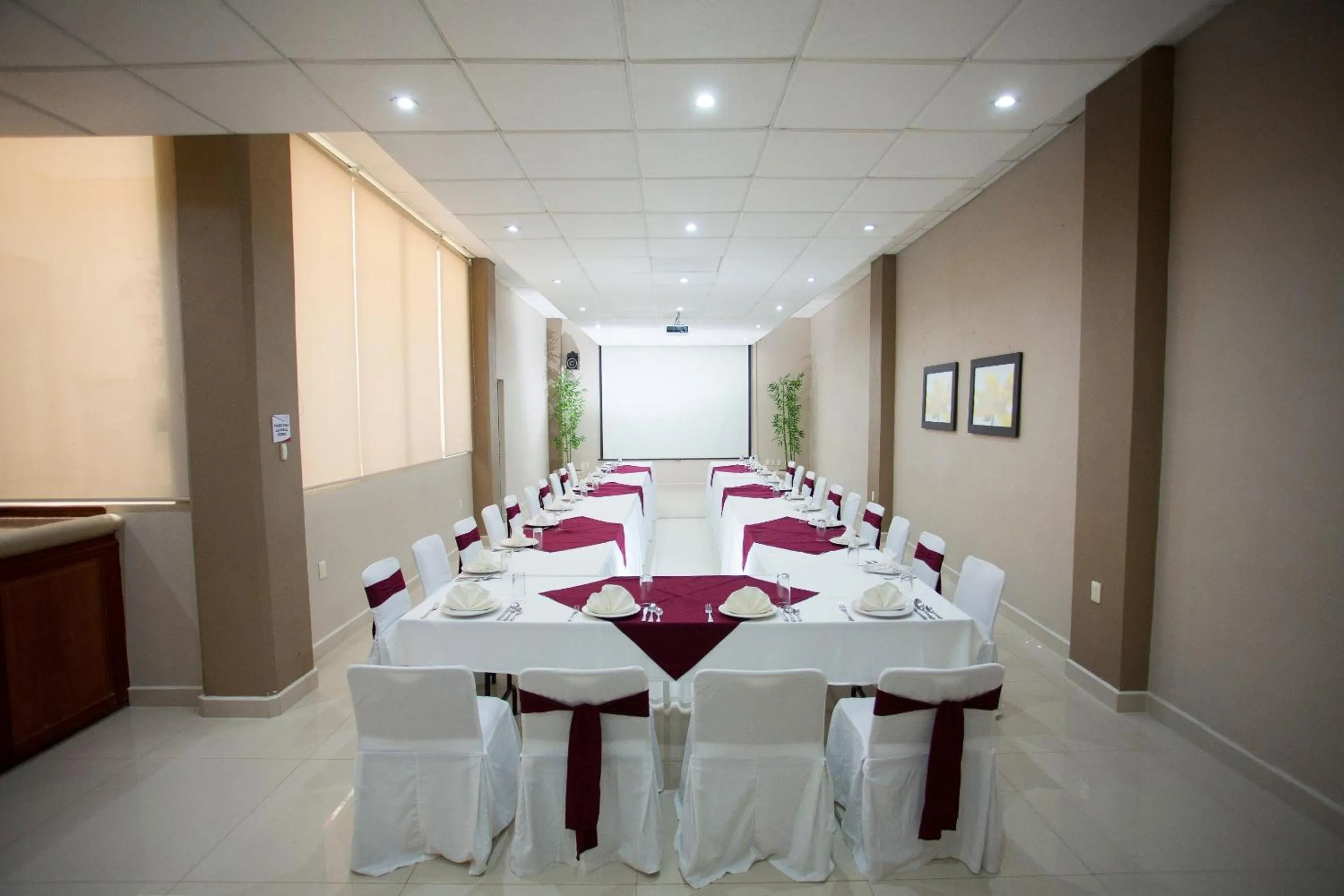 Meeting/conference room in Hotel Fray Junipero Serra