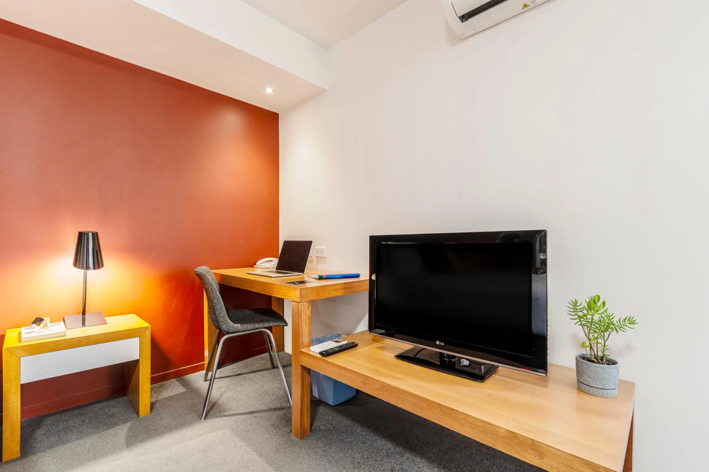 TV and multimedia in Punthill Apartment Hotel - Little Bourke