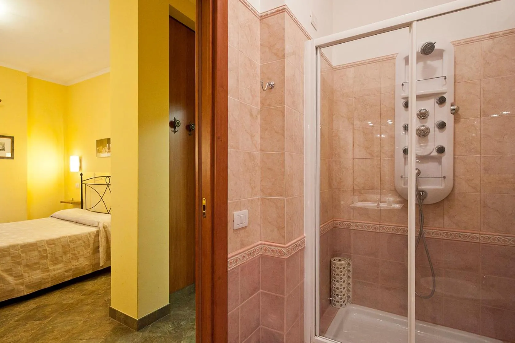 Shower, Bed in B&B La Porta