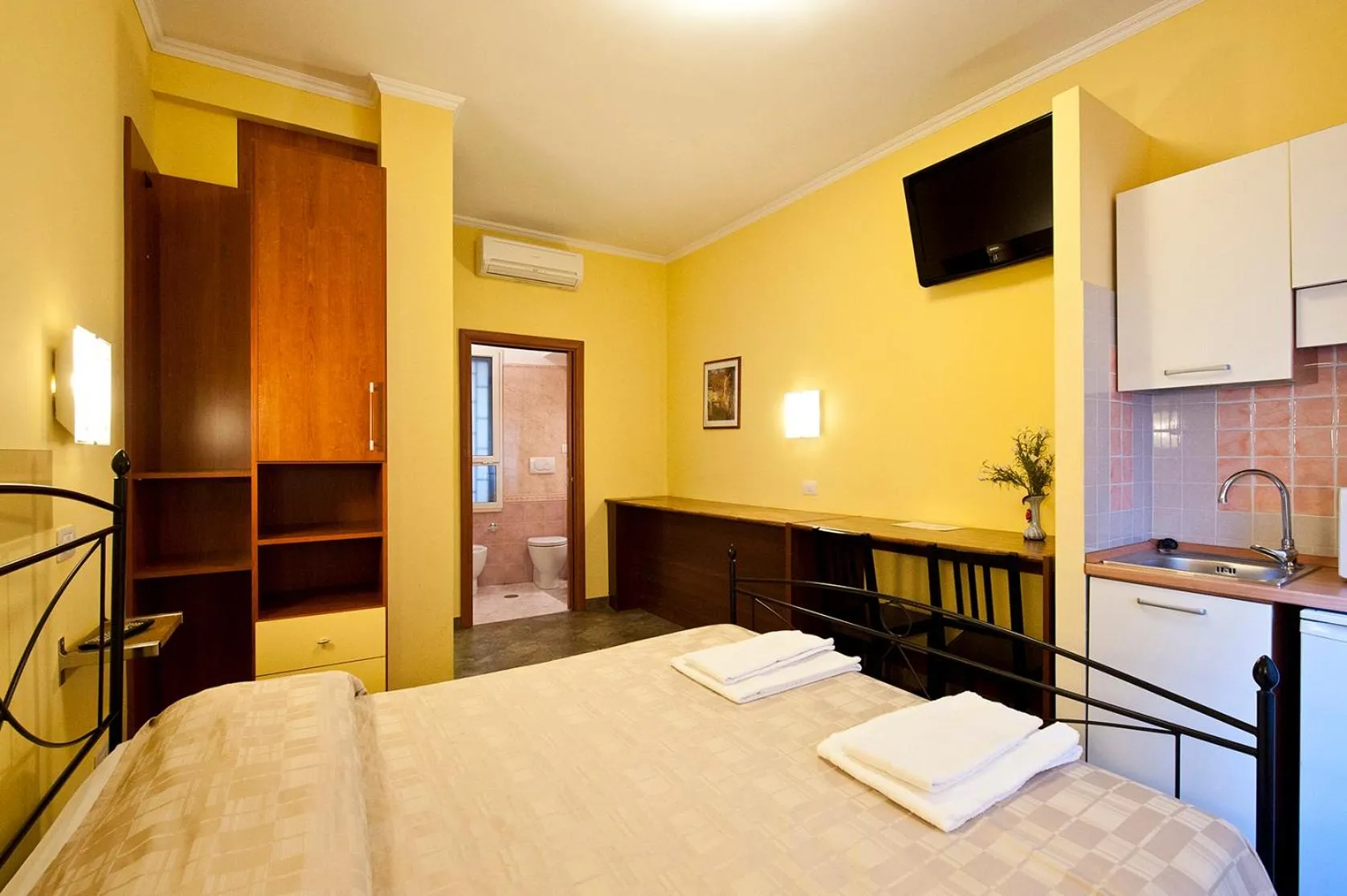 Photo of the whole room, Bed in B&B La Porta