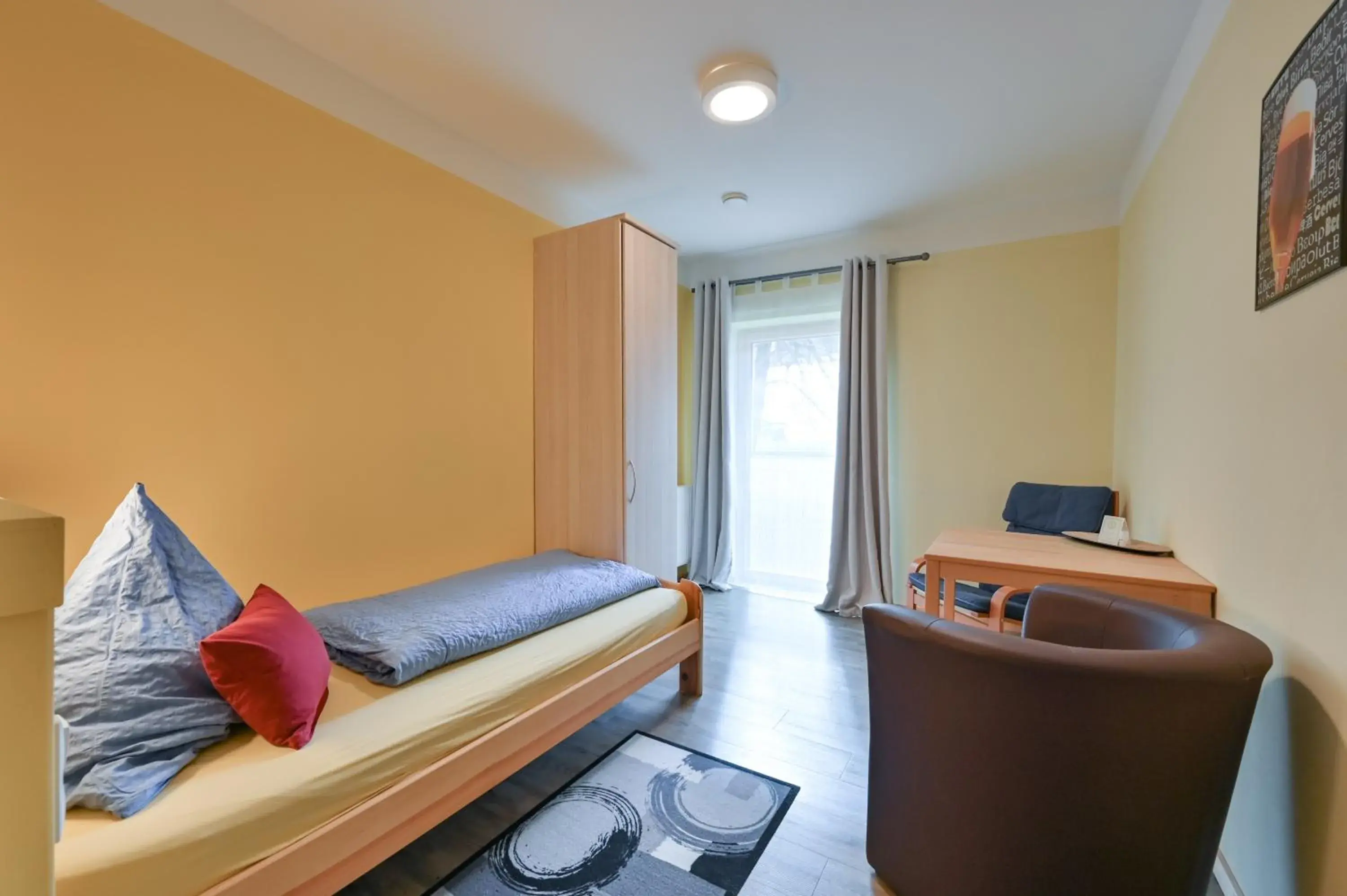 Single Room with Shared Bathroom - single occupancy in Rote Villa Füssen Single Room with Shared Bathroom - single occupancy in Rote Villa Füssen