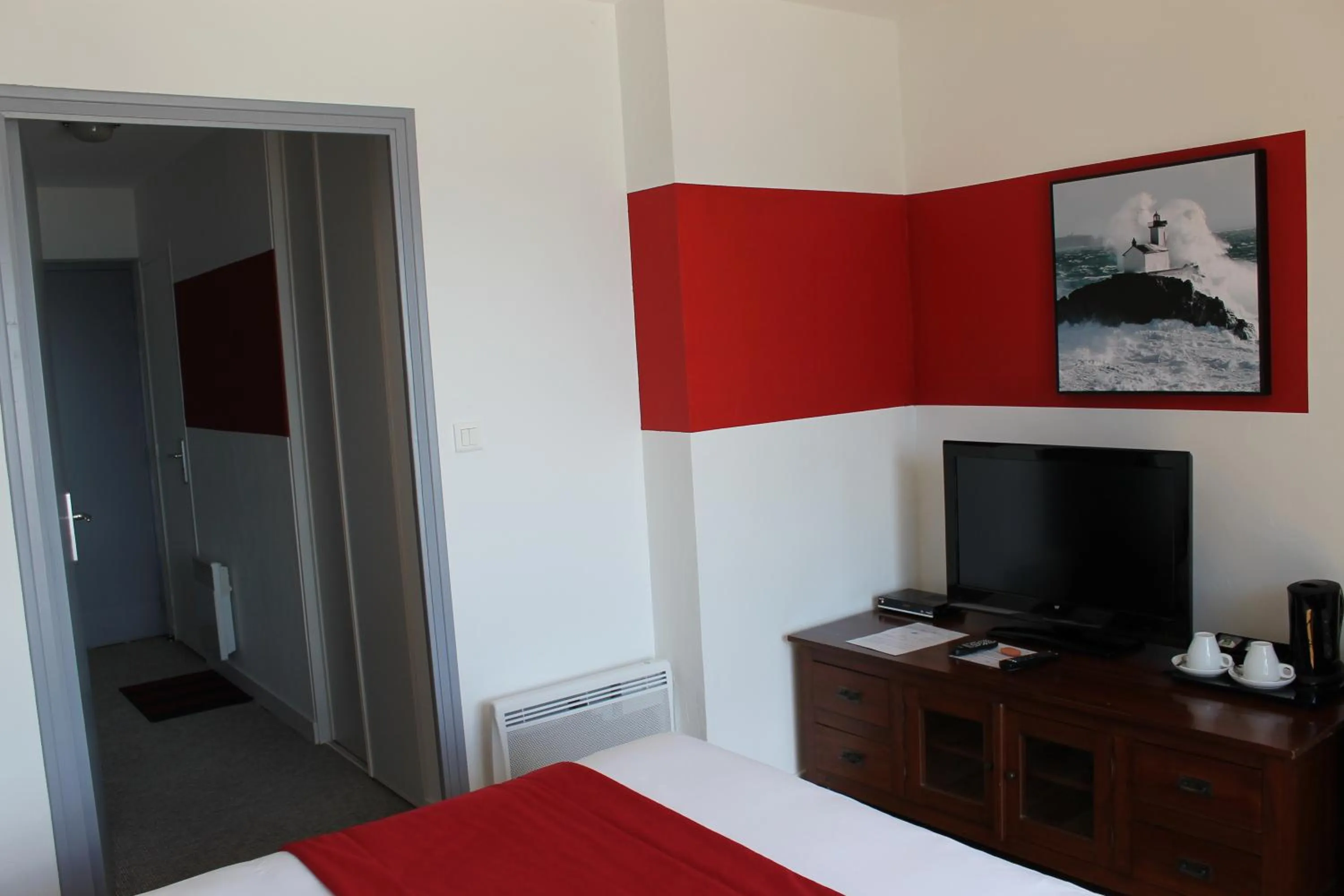 Photo of the whole room, Bed in Le Poisson d'Avril