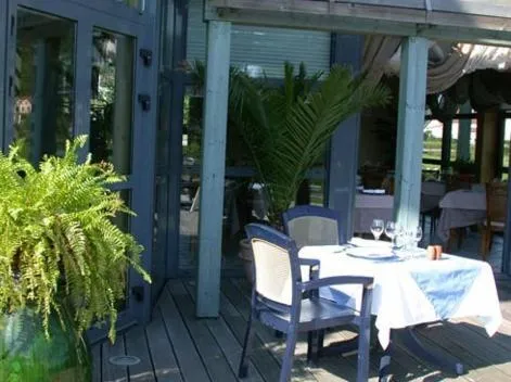 Restaurant/places to eat in Logis Hotel Les Sapins