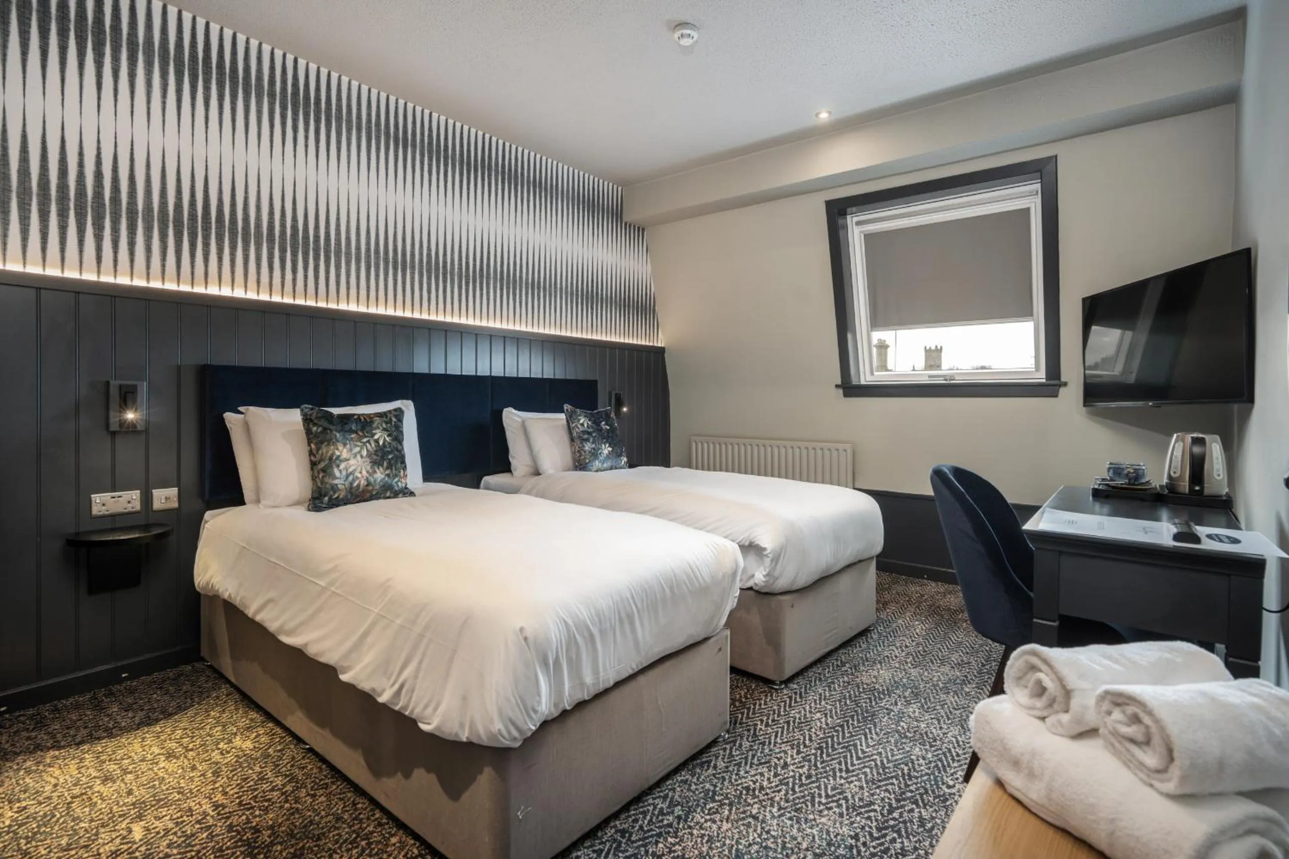 Shower, Bed in The Coachman Hotel