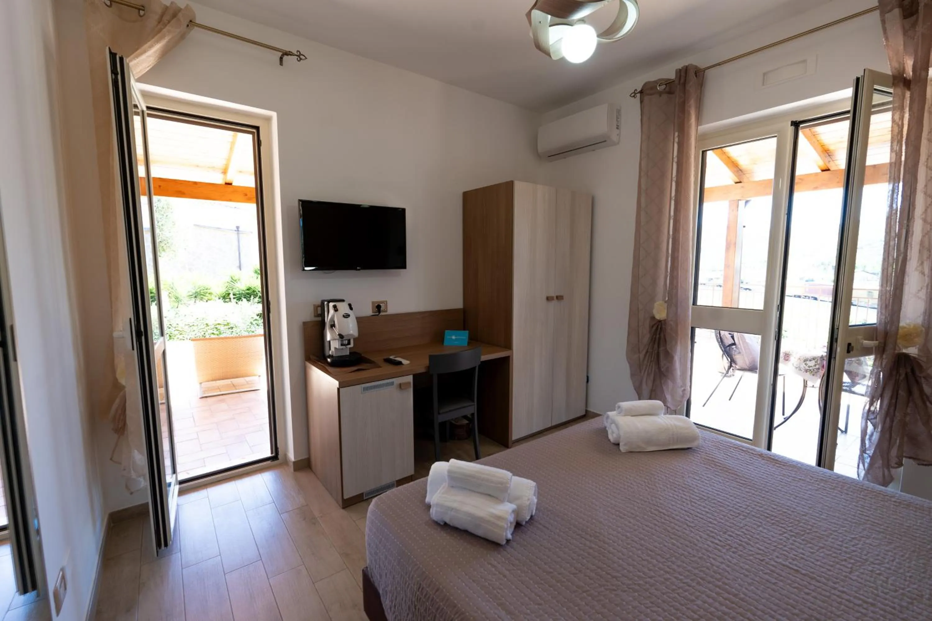 Bedroom, Bed in Villa Santangelo