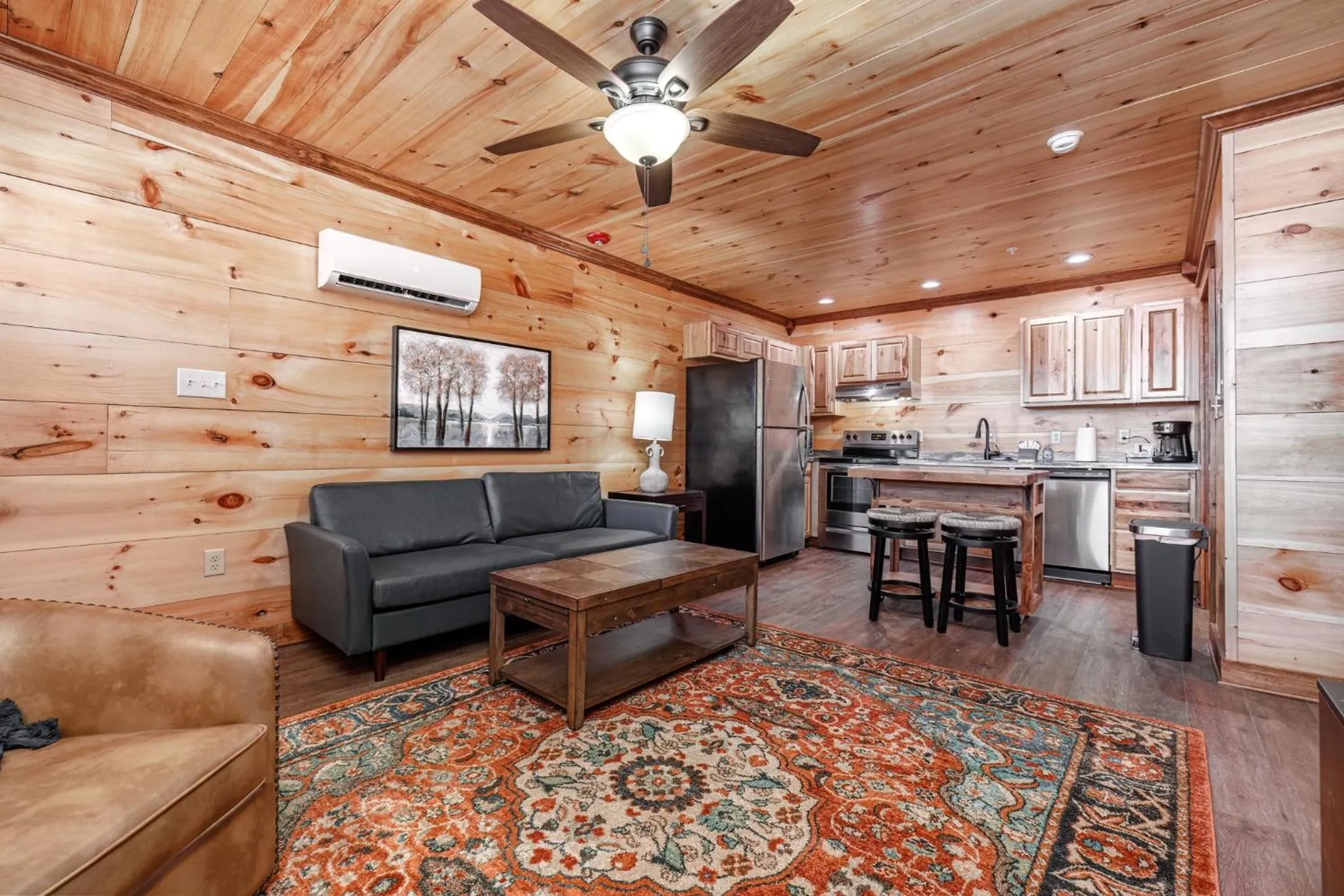 Photo of the whole room in Best Court