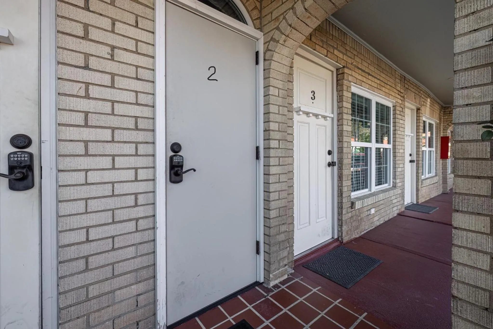 Facade/entrance in Best Court