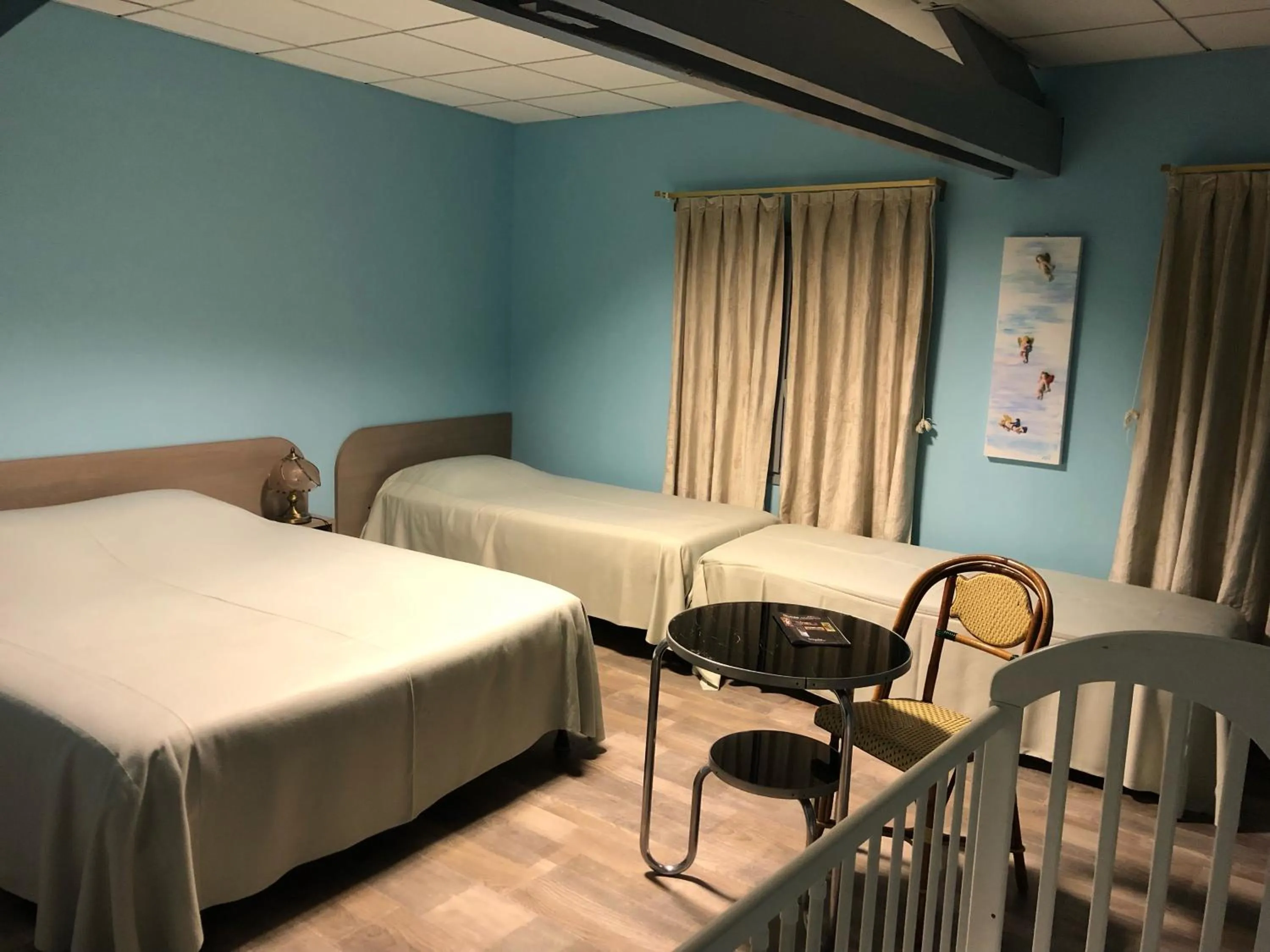 Bed in Hôtel De La Mare -restaurant pour les clients sur réservation