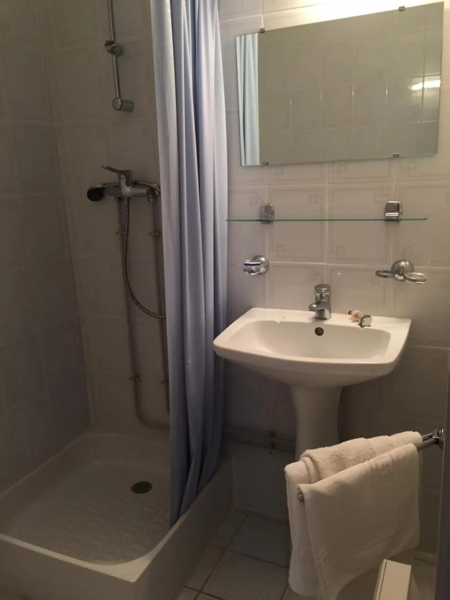 Bathroom in Hôtel De La Mare -restaurant pour les clients sur réservation