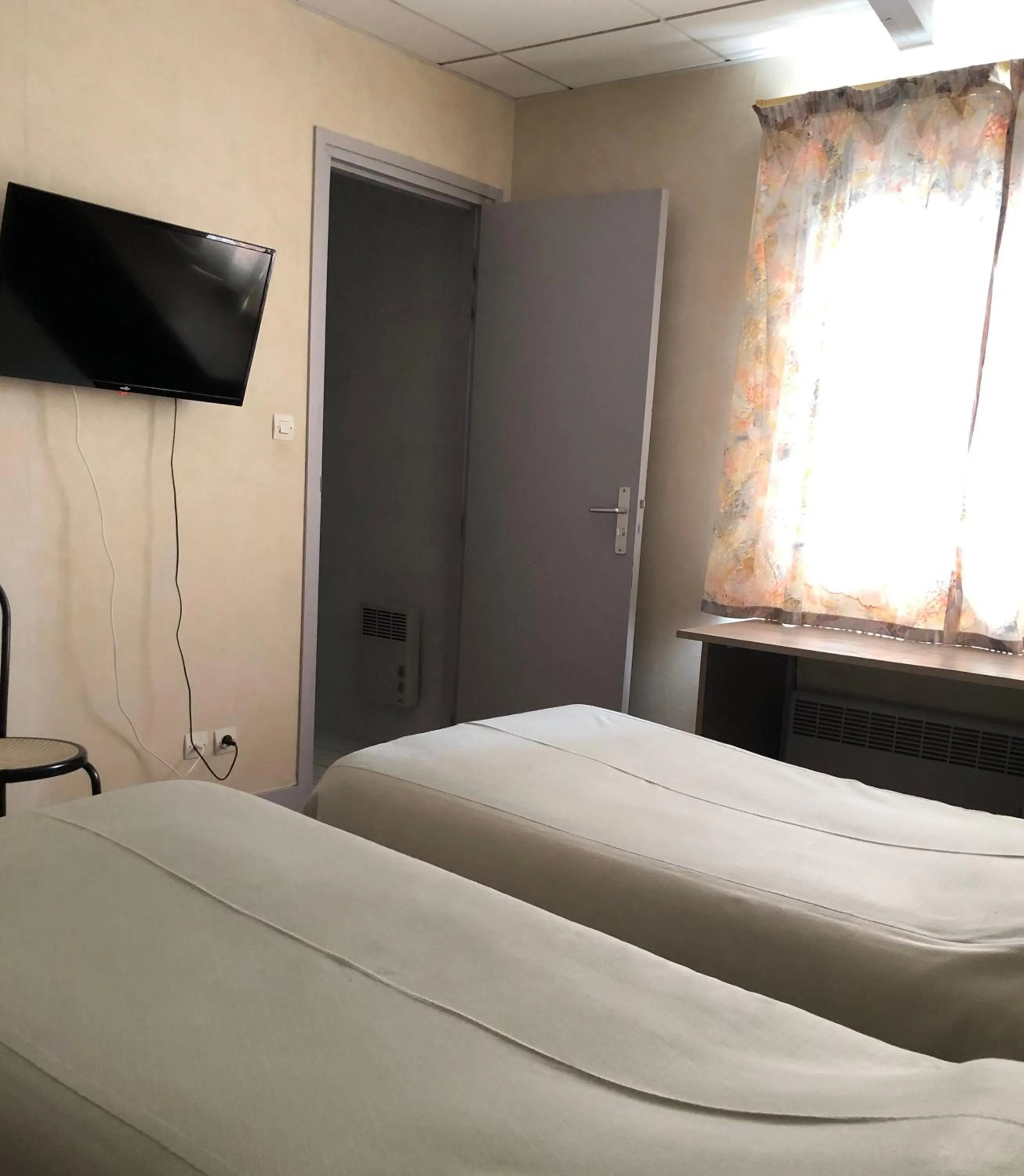 Bedroom, Bed in Hôtel De La Mare -restaurant pour les clients sur réservation