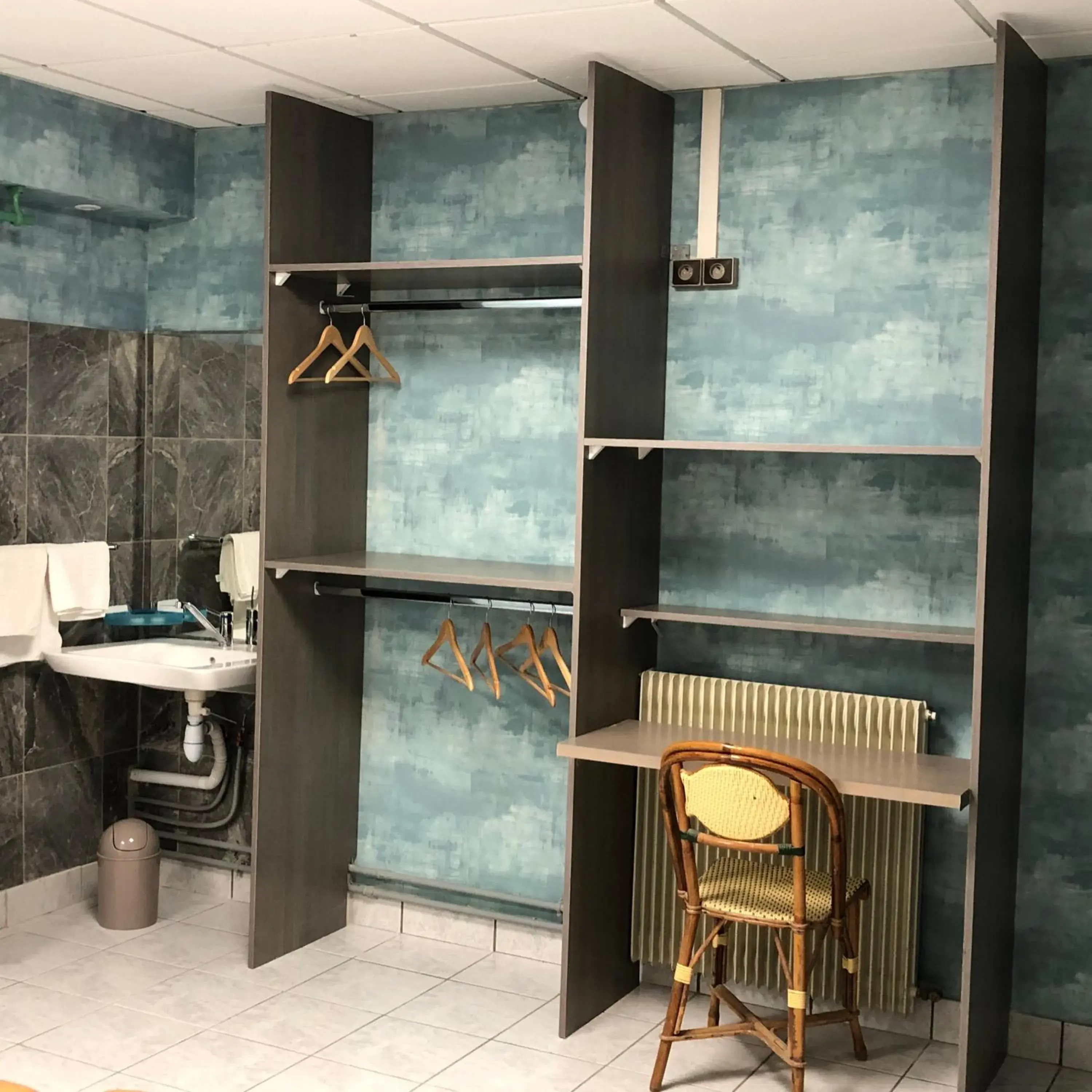 Double Room - Disability Access in Hôtel De La Mare -restaurant pour les clients sur réservation Double Room - Disability Access in Hôtel De La Mare -restaurant pour les clients sur réservation