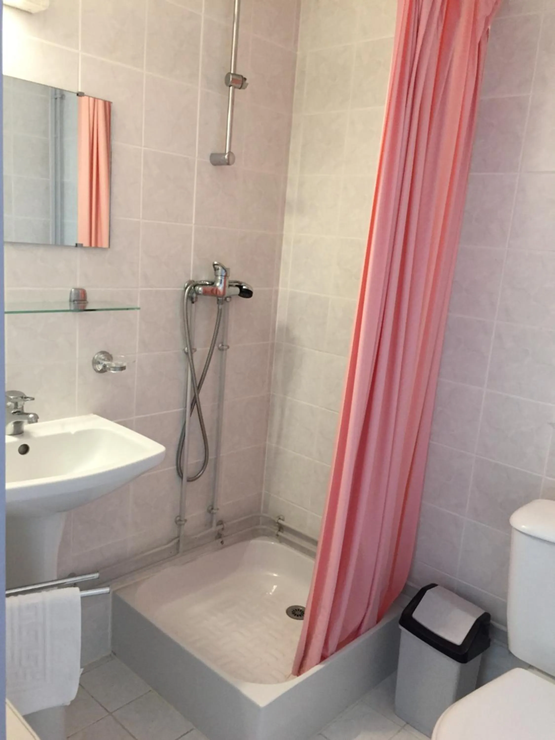 Bathroom in Hôtel De La Mare -restaurant pour les clients sur réservation