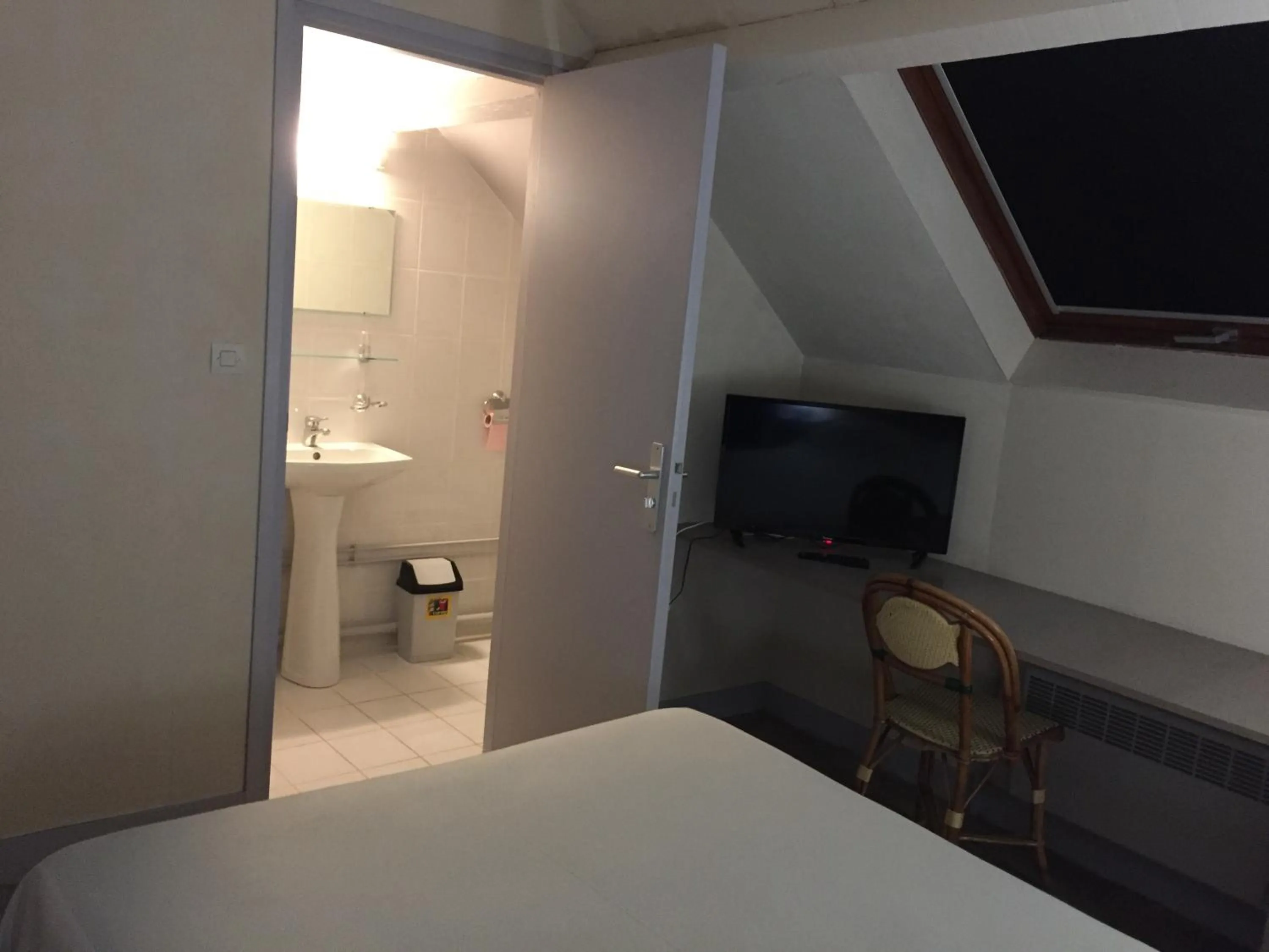 Bedroom, Bed in Hôtel De La Mare -restaurant pour les clients sur réservation