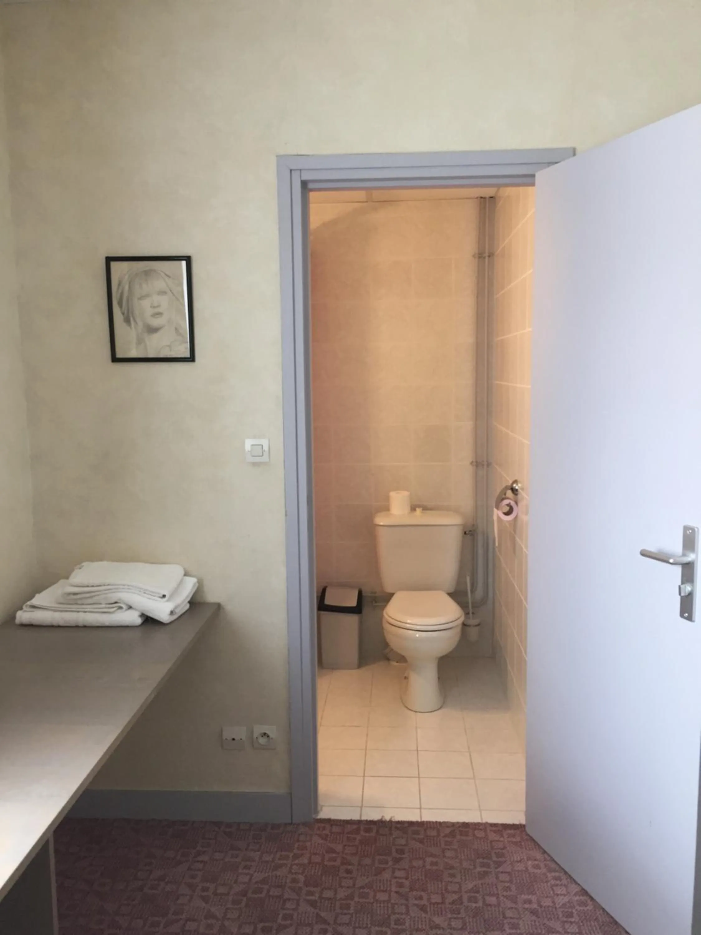 Bathroom in Hôtel De La Mare -restaurant pour les clients sur réservation