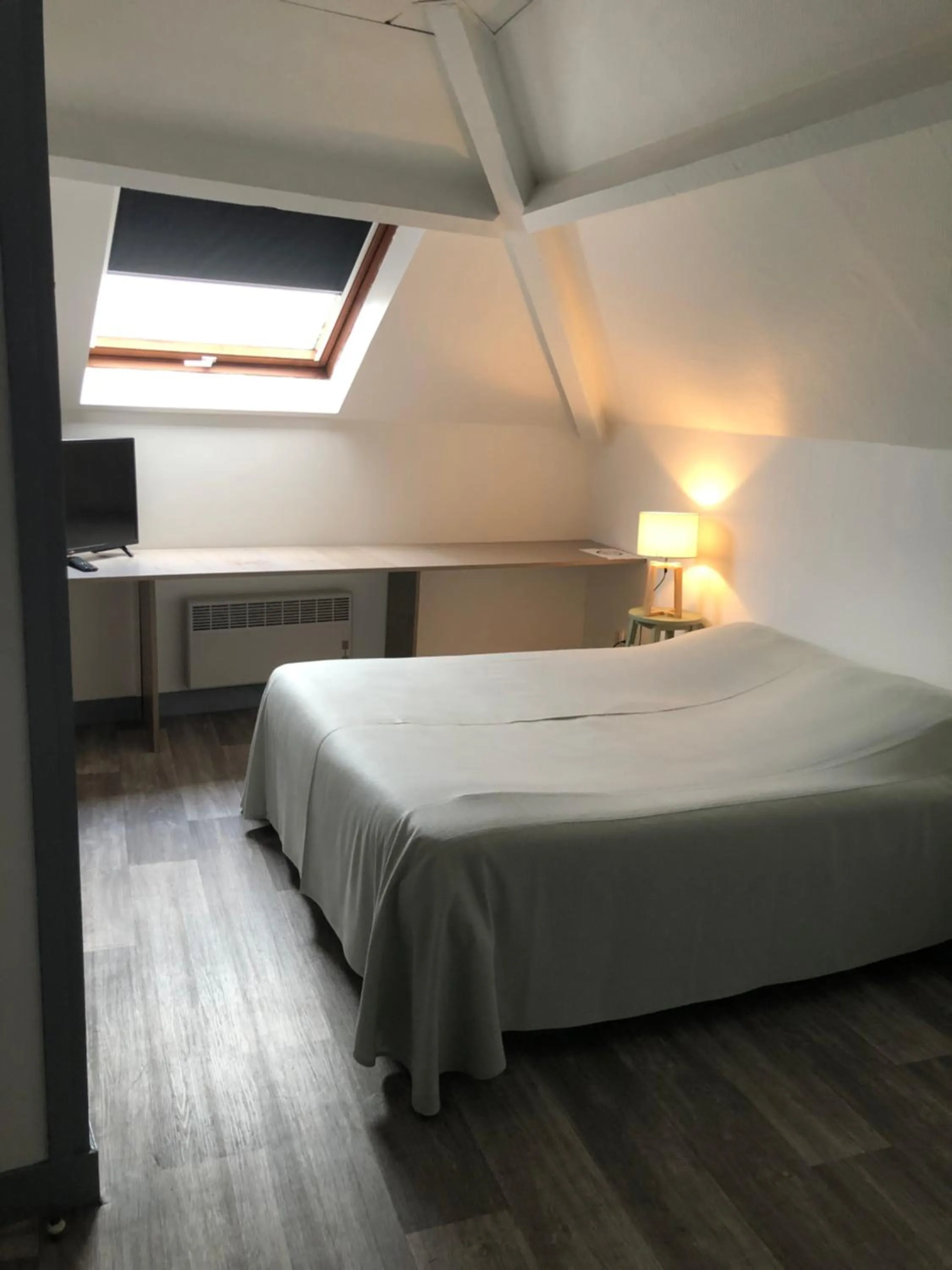 Bedroom, Bed in Hôtel De La Mare -restaurant pour les clients sur réservation