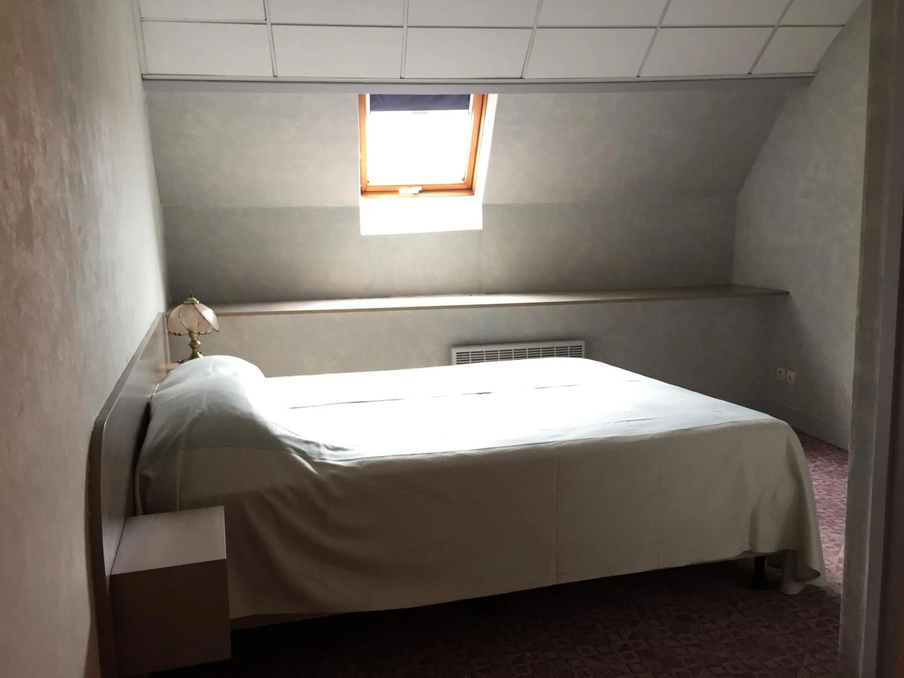 Bedroom, Bed in Hôtel De La Mare -restaurant pour les clients sur réservation