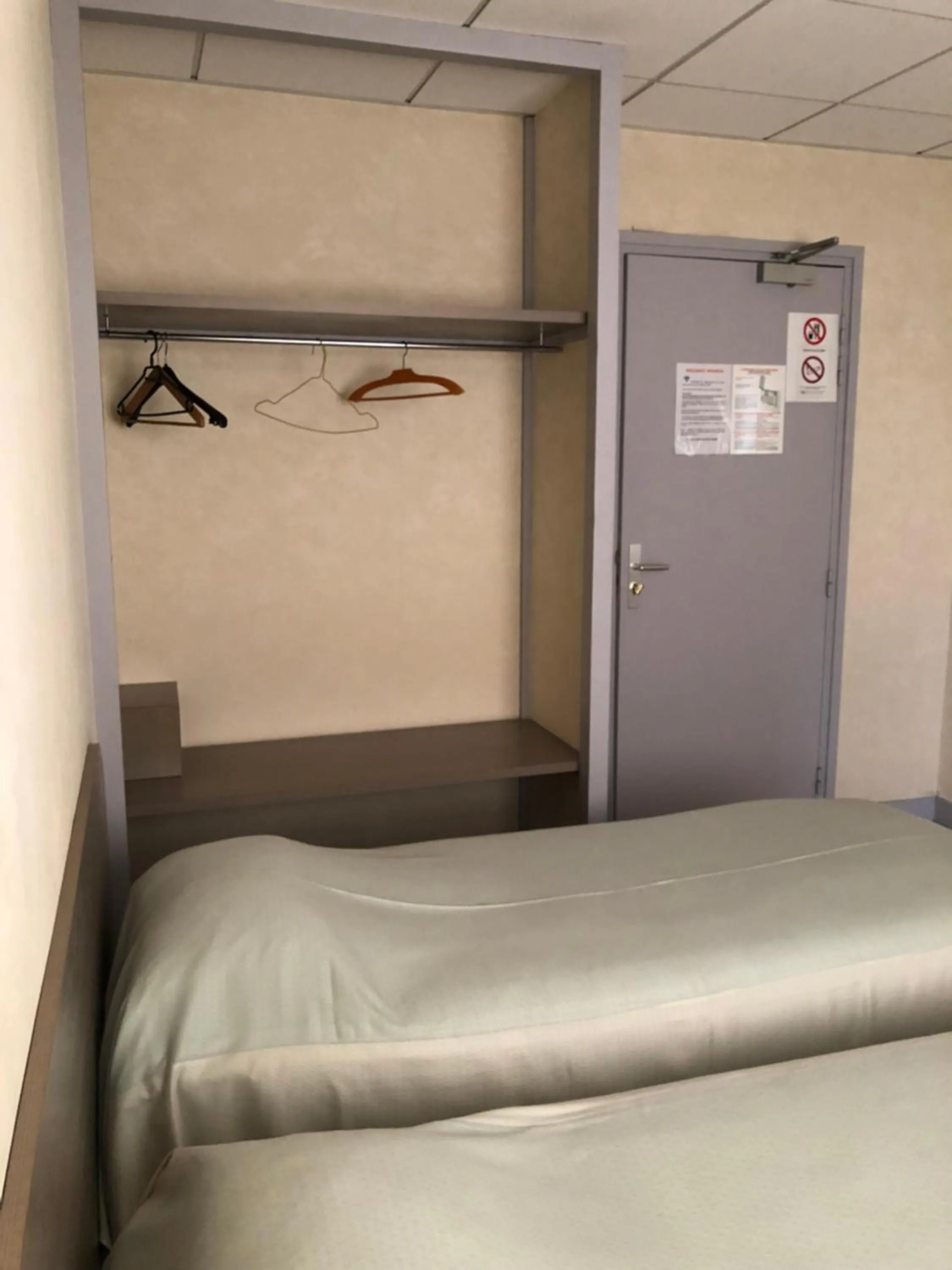 Bathroom, Bed in Hôtel De La Mare -restaurant pour les clients sur réservation