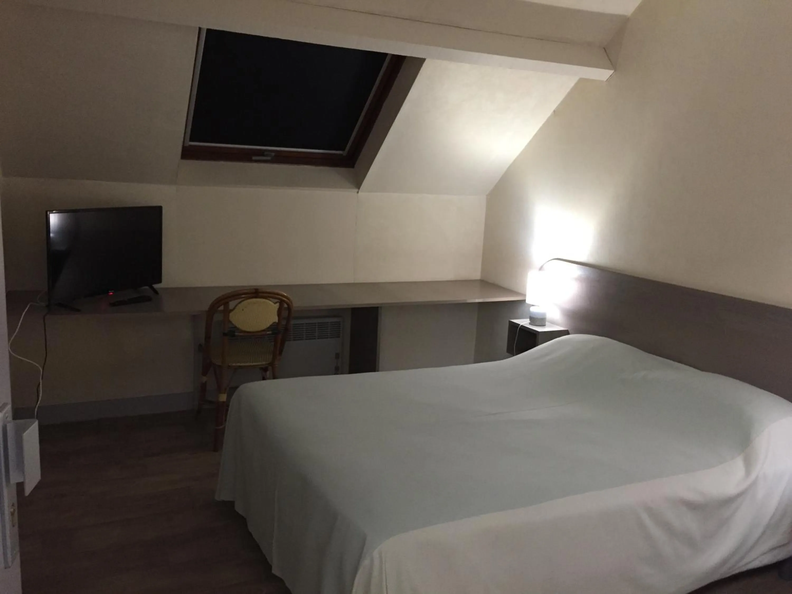 Bedroom, Bed in Hôtel De La Mare -restaurant pour les clients sur réservation